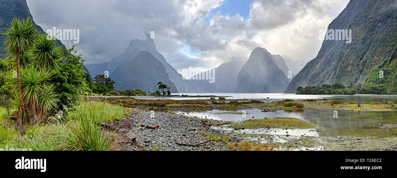 Milford Sound (Fjordland, Neuseeland) - Panoramaaussicht Stockfoto