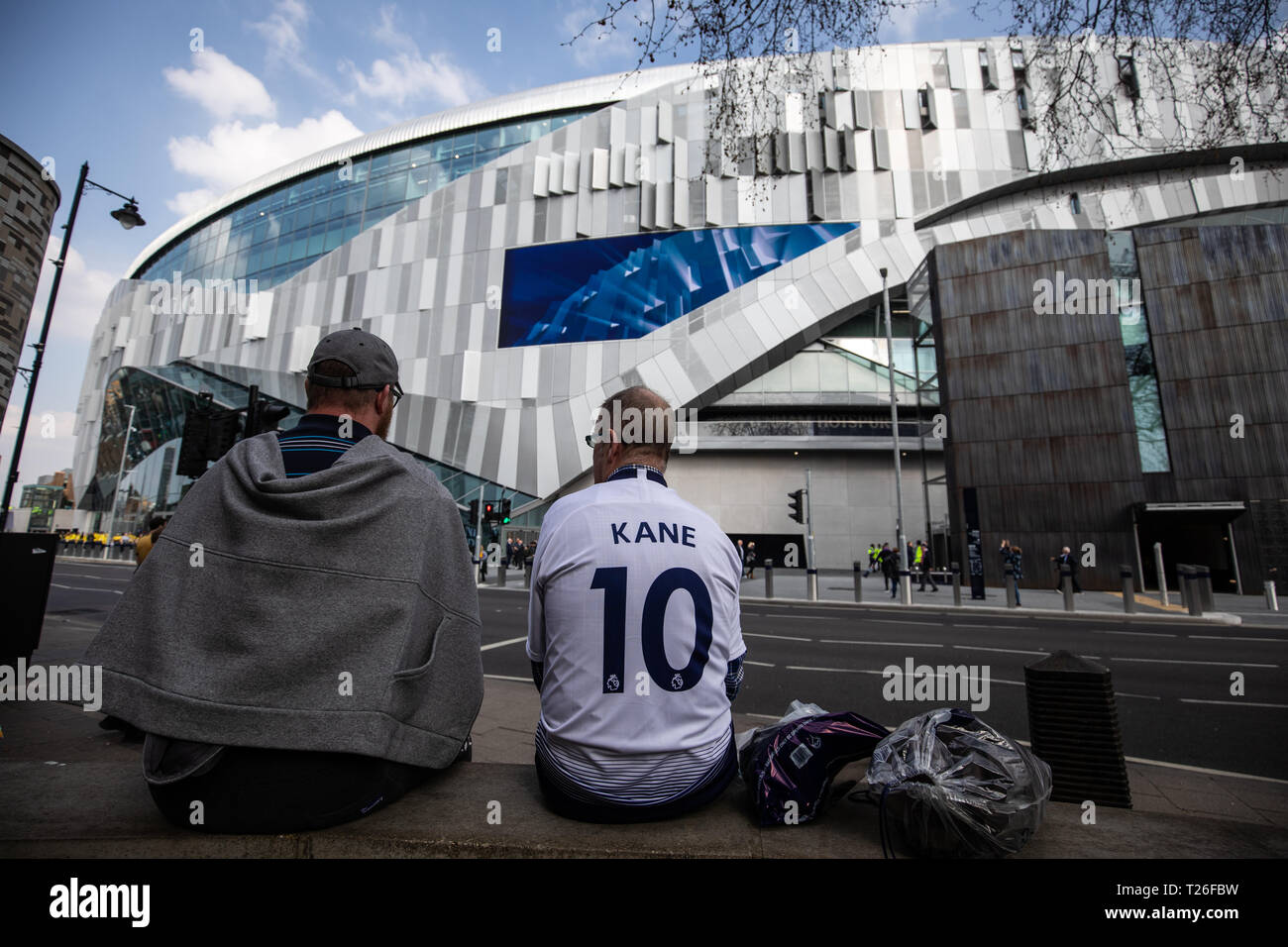Allgemeine Ansicht von Fans außerhalb der Erde vor der Legenden Test event Match bei Tottenham Hotspur Stadium, London. Stockfoto