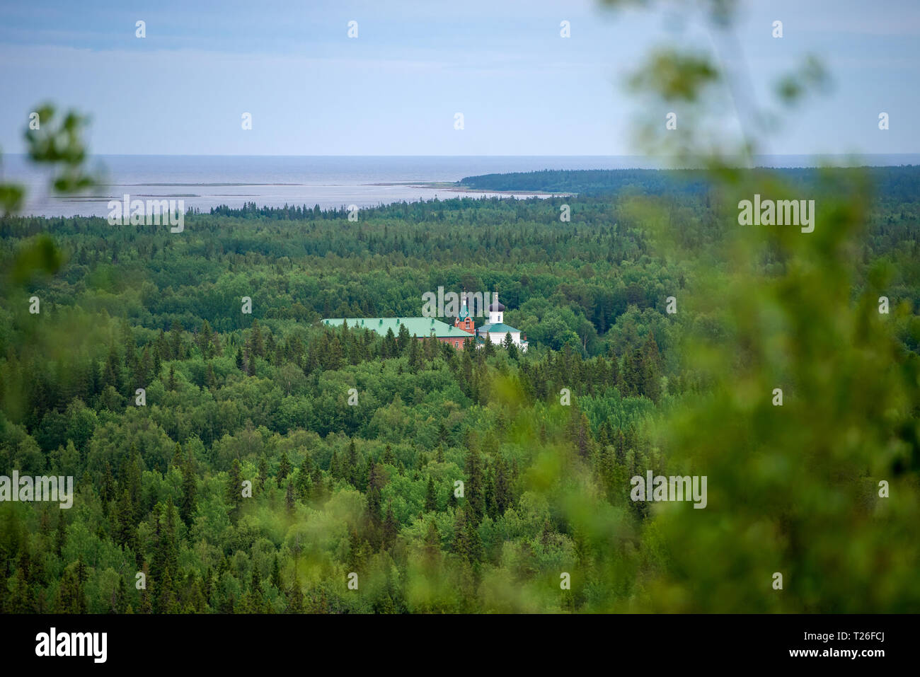 Solowki, der Republik Karelien, Russland - 27. JUNI 2018: Blick auf die Heilige Himmelfahrt Kloster Der solowki Kloster, Savvatyevo von der Oberseite des Se Stockfoto