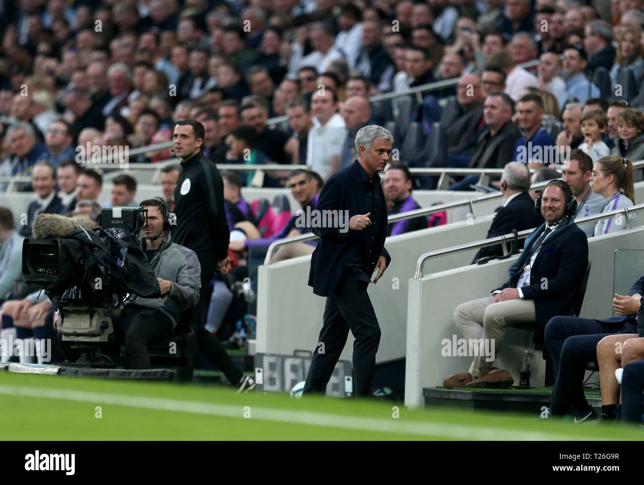 Jose Mourinho Gesten auf dem touchline während der legenden Test event Match bei Tottenham Hotspur Stadium, London. Stockfoto