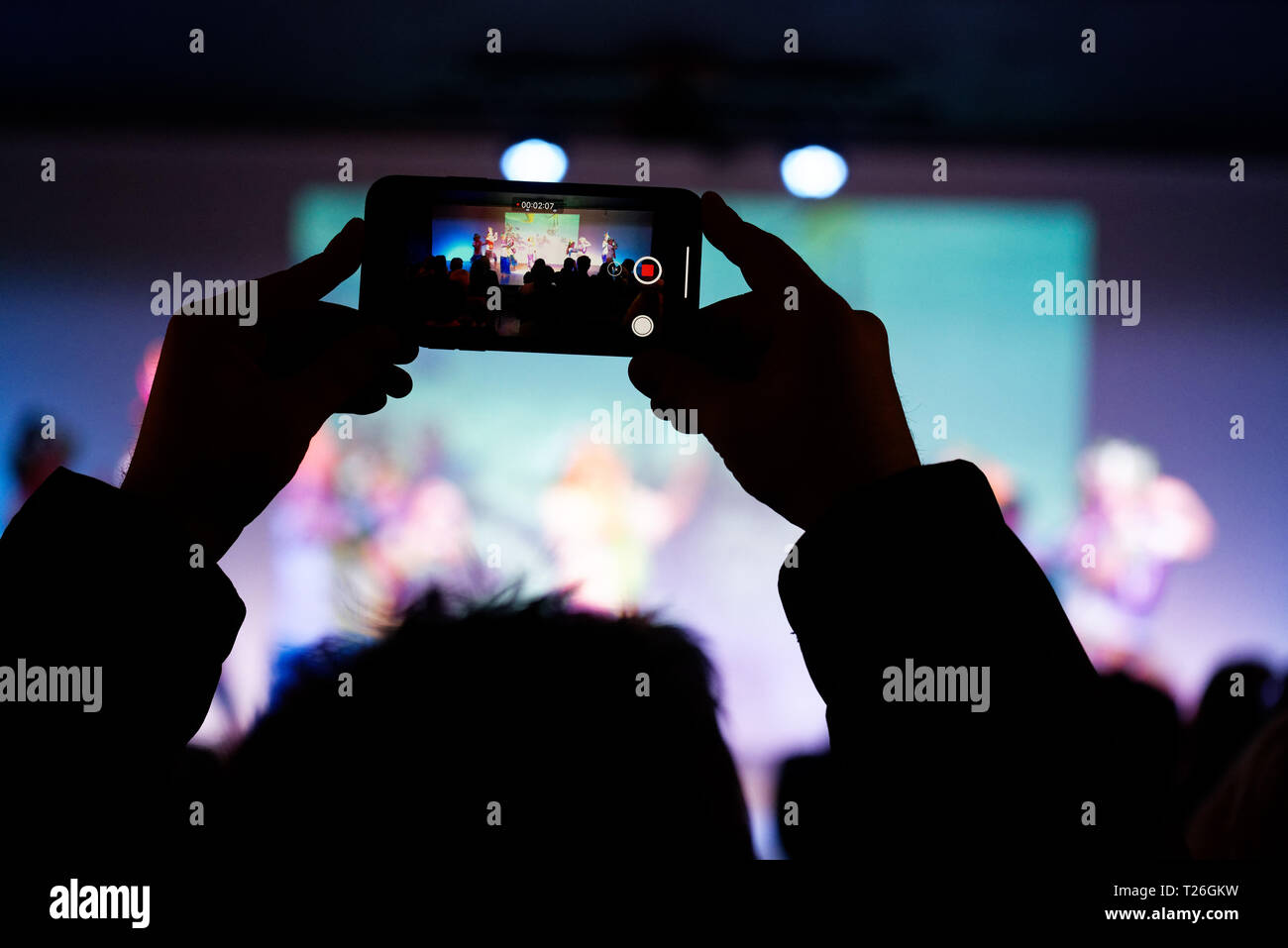 Ein smart phone in der Luft gehalten zu Fotografieren Kinder zeigen Stockfoto