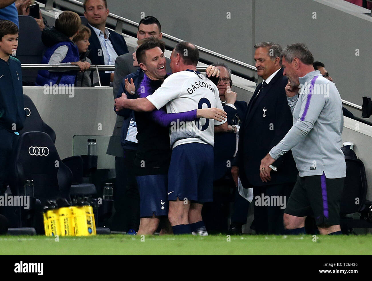 Tottenham Hotspur Paul Gascoigne, Ersatzstoffe mit Robbie Keane während der legenden Test event Match bei Tottenham Hotspur Stadium, London. Stockfoto