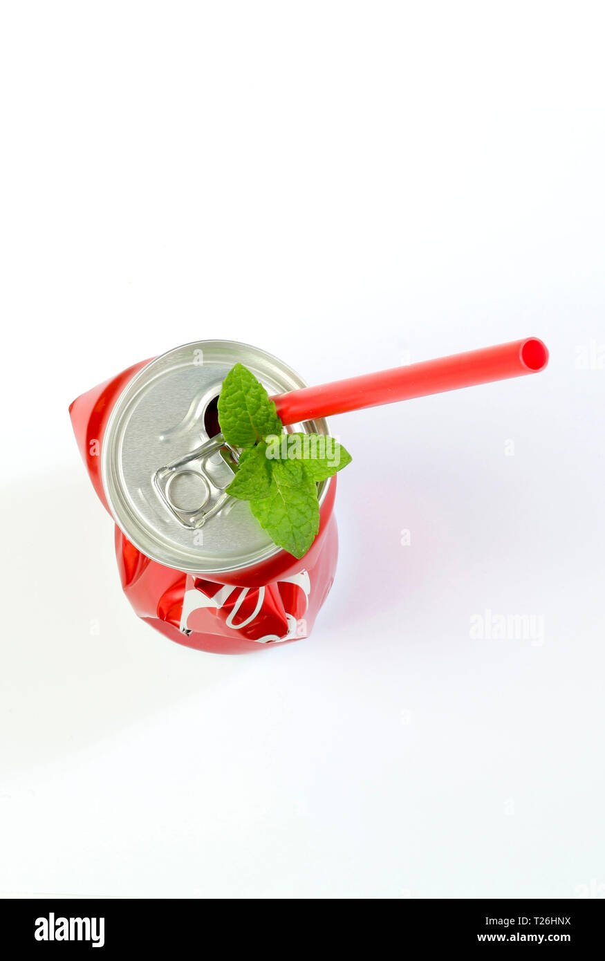 Zerknitterte Aluminium, rot Trinkhalm und Minze auf weißem Hintergrund. Ansicht von oben Stockfoto