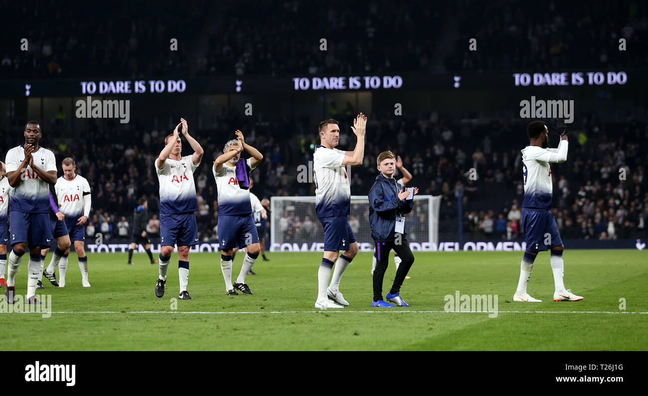 Tottenham Hotspur Robbie Keane applaudiert die Lüfter mit voller Zeit während der legenden Test event Match bei Tottenham Hotspur Stadium, London. Stockfoto