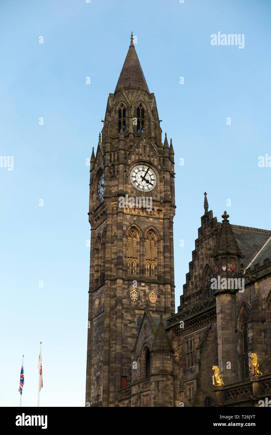 Rochdale Rathausturm Uhr mit blauer Himmel und am späten Nachmittag Sonne/Sonne/Sonne. Rochdale Lancashire. UK. Architekt; nur clocktower, Alfred Waterhouse Stockfoto