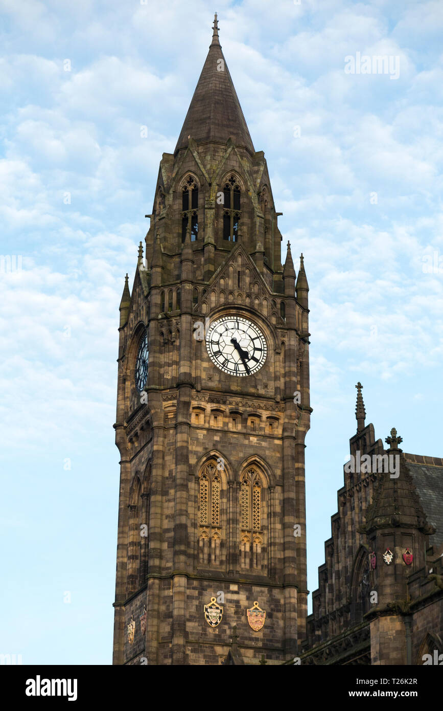 Rochdale Rathausturm Uhr mit blauer Himmel und am späten Nachmittag Sonne/Sonne/Sonne. Rochdale Lancashire. UK. Architekt; nur clocktower, Alfred Waterhouse Stockfoto