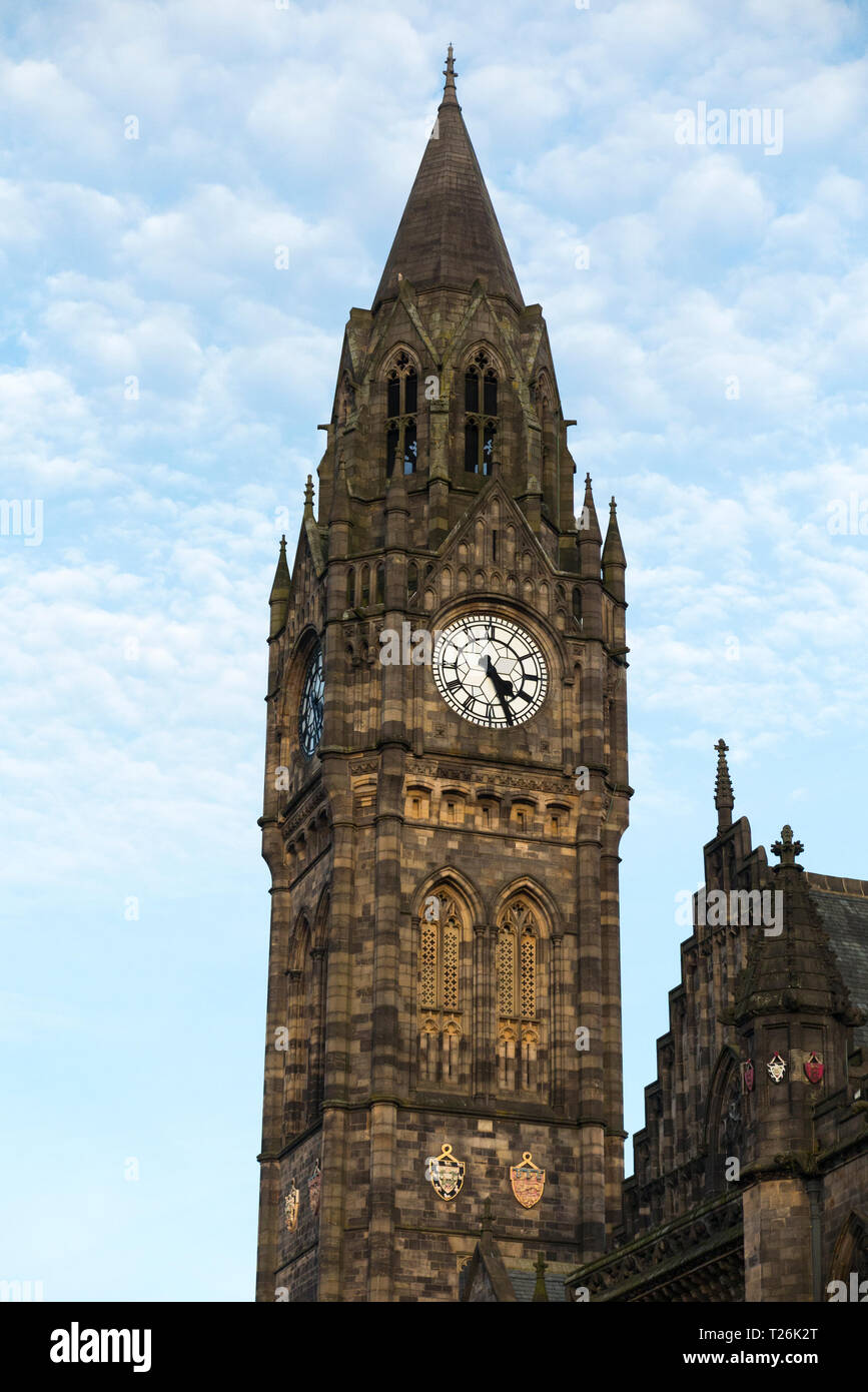 Rochdale Rathausturm Uhr mit blauer Himmel und am späten Nachmittag Sonne/Sonne/Sonne. Rochdale Lancashire. UK. Architekt; nur clocktower, Alfred Waterhouse Stockfoto