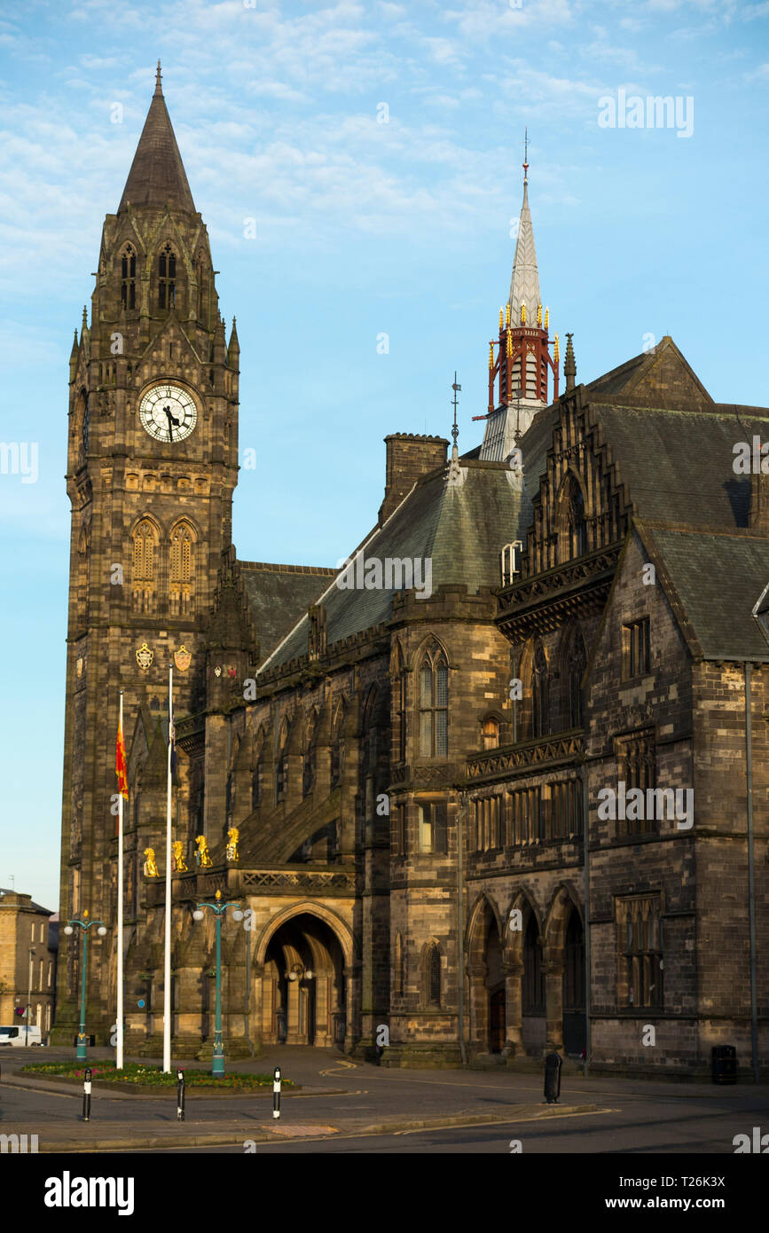 Rochdale Rathaus und Turm uhr mit blauer Himmel und am späten Nachmittag Sonne/Sonne/Sonne. Rochdale Lancashire. UK. (106) Stockfoto