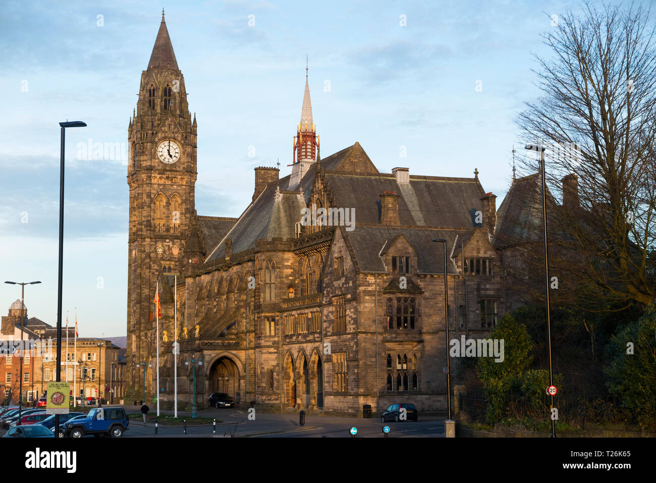 Rochdale Rathaus und Turm uhr mit blauer Himmel und am späten Nachmittag Sonne/Sonne/Sonne. Rochdale Lancashire. UK. (106) Stockfoto