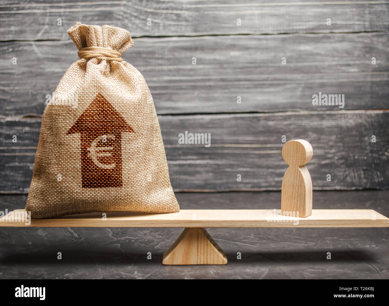 Euro Geld beutel mit bis Pfeil und mann Figürchen auf Skalen. Das durchschnittliche Gehalt auf dem Arbeitsmarkt, in der Preisgestaltung. Kriterien und Anforderungen für die Erhöhung der Stockfoto