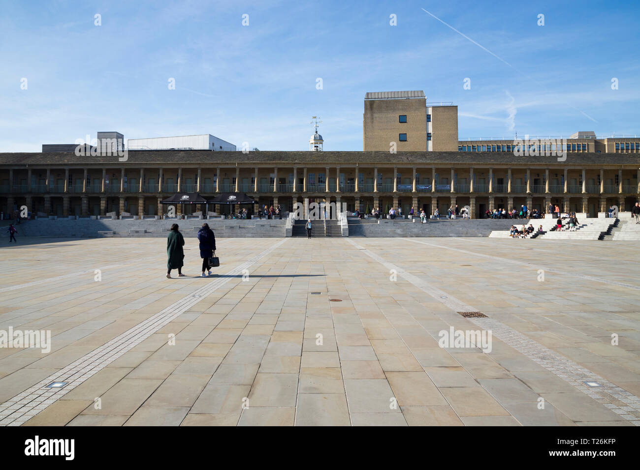 Ansicht mit Blick über die Plaza Square ist in Richtung Westen Wand-/Westgate/West Gate der Viereck aus dem Stück Halle restauriert. Sonnig / Sonne und blauen Himmel. Halifax, England Großbritannien Stockfoto