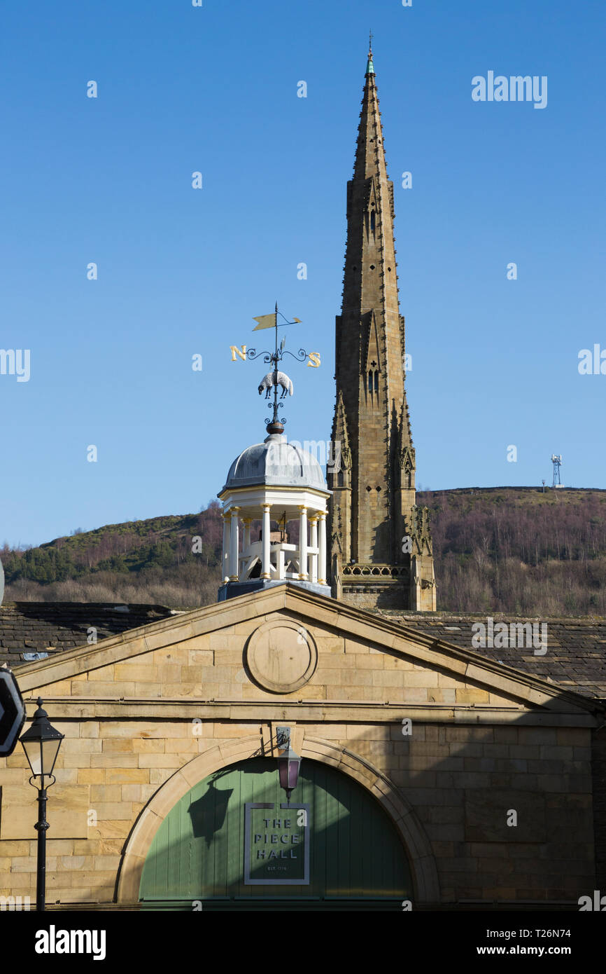 Tor in der Westwand, Eingang von Westgate, in das Stück Halle. Sonnig / Sonne und blauen Himmel. Halifax, West Yorkshire, UK. Der Platz hinter der Kirche. Stockfoto