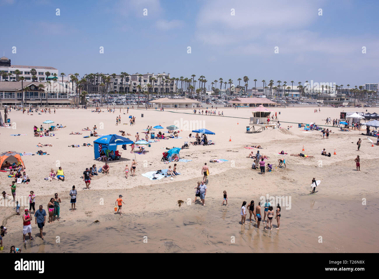 Einem sonnigen Sommertag auf Huntington Beach bringt eine Vielzahl von Menschen aus, um Spaß zu haben und in vielen verschiedenen engagieren Hobbys und Aktivitäten entspannen. Stockfoto