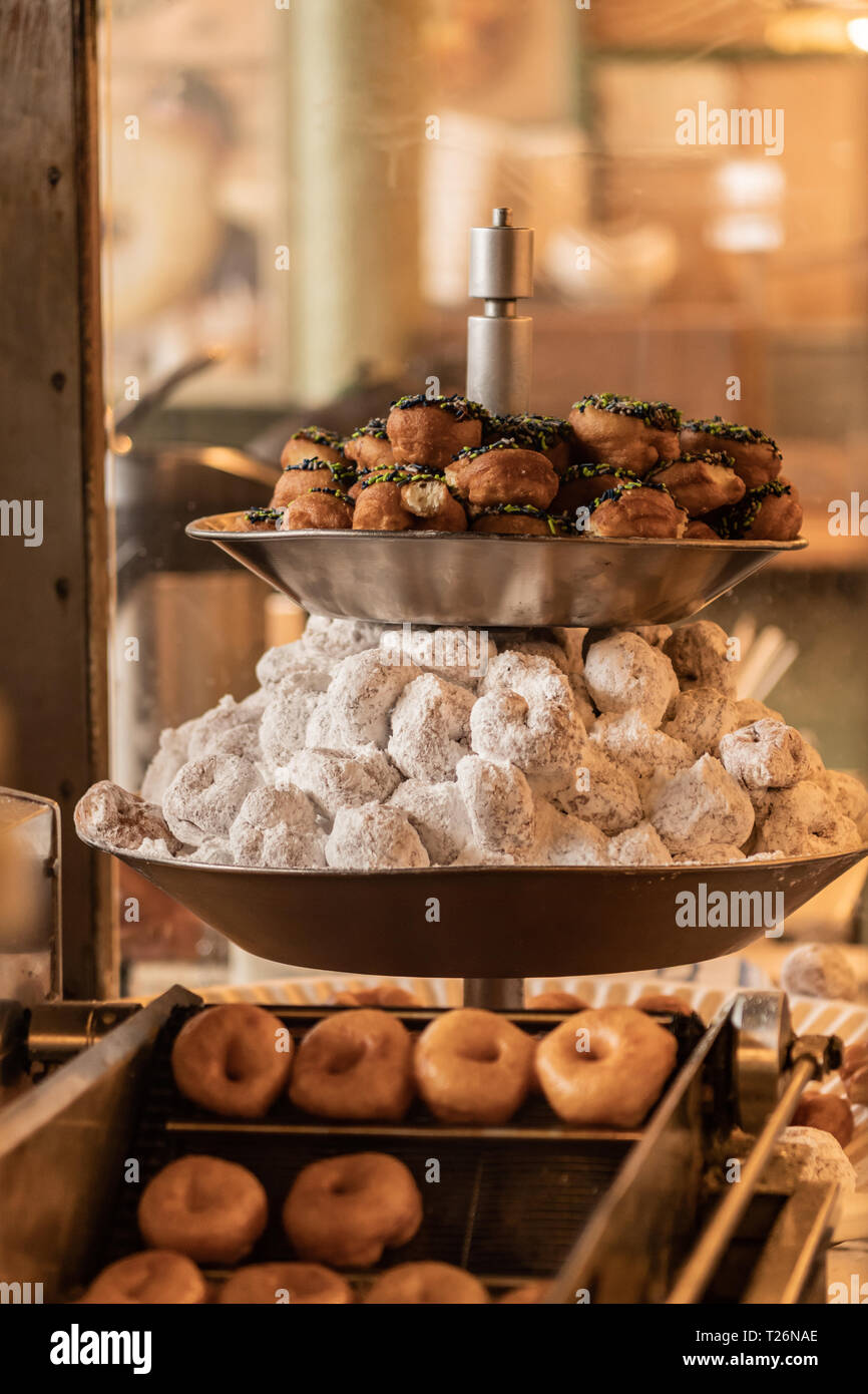 Fresh Mini Donuts auf der Anzeige im rustikalen Farmers Market Stockfoto