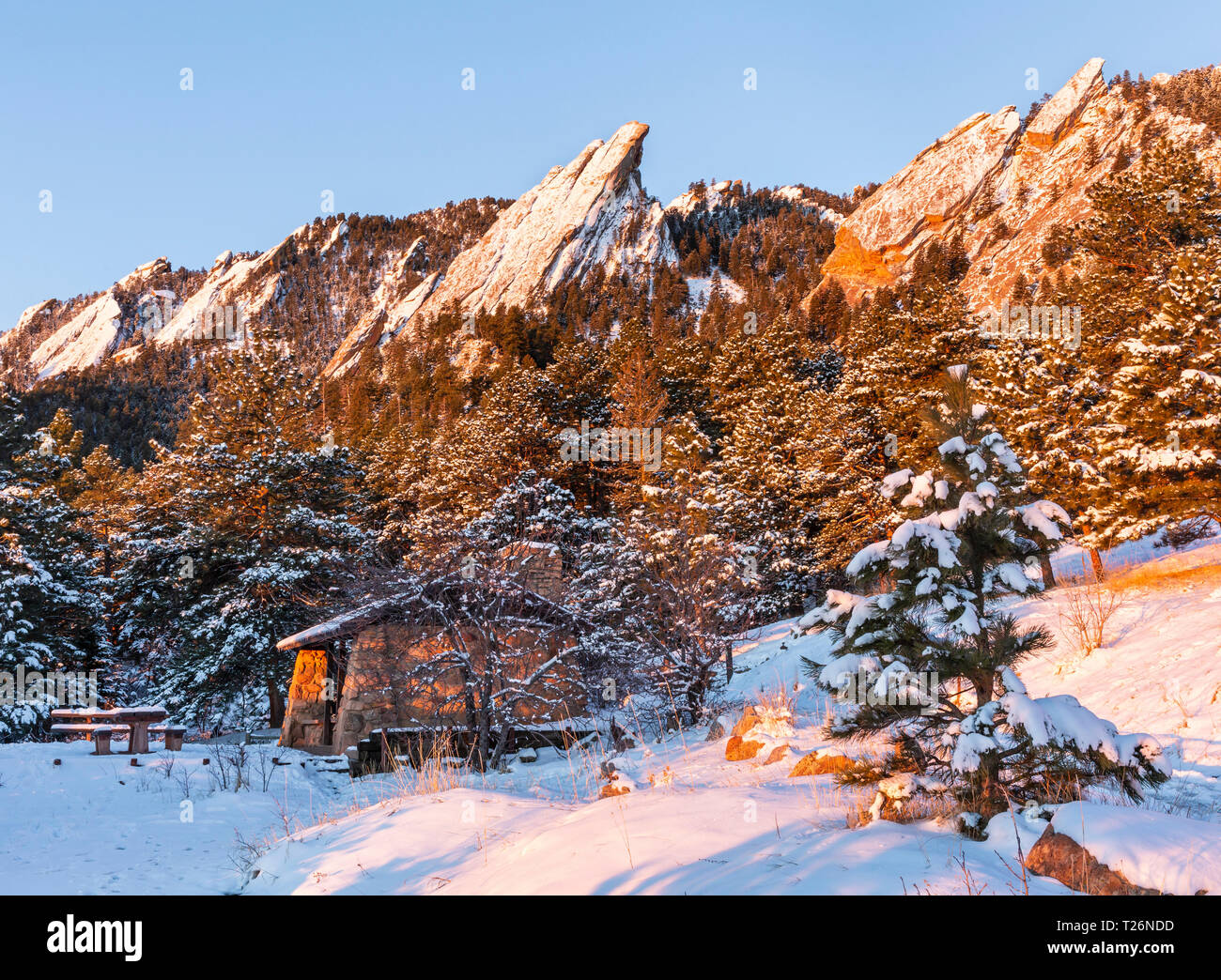 Eine frische Schicht Schnee beschichtet die Flations Felsformationen, von Chautauqua Park in Boulder, Colorado gesehen Stockfoto Eine frische Schicht Schnee beschichtet die Flations Felsformationen, von Chautauqua Park in Boulder, Colorado gesehen Stockfoto
