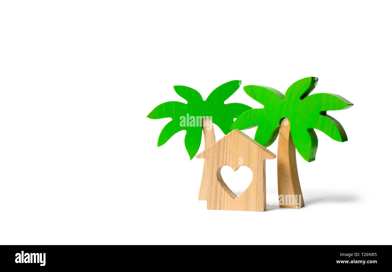 Holz- Palme und Haus mit Herz in einem isolierten Hintergrund. Vermietung Wohnungen und Eigenschaften in das Resort. Romantische Reisen. Unterhaltung und Relaxa Stockfoto