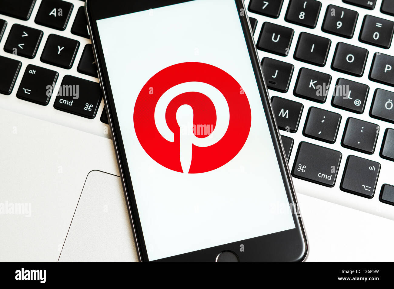 Schwarzes iPhone mit Logo von social media Pinterest auf dem Bildschirm. Social media Symbol. Kann als Orientierung für das Marketing verwendet werden. Stockfoto