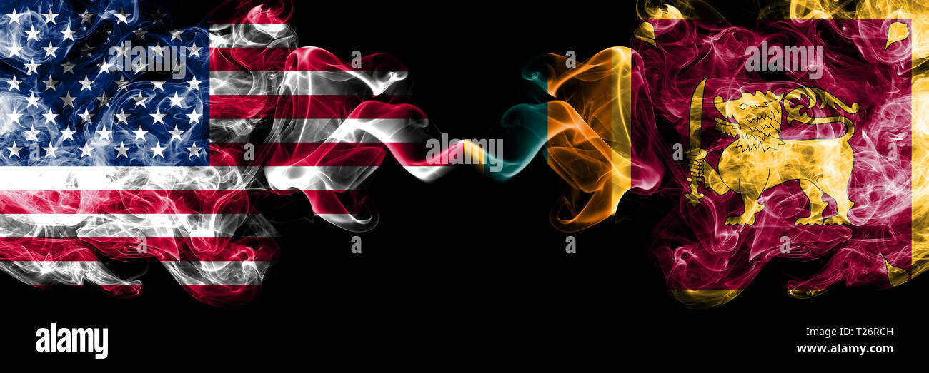 Vereinigte Staaten von Amerika vs Sri Lanka, Sri Lanka smoky mystic Flaggen nebeneinander. Dicke farbige seidig Rauch Flaggen von Amerika und Sri Lanka, Sr Stockfoto
