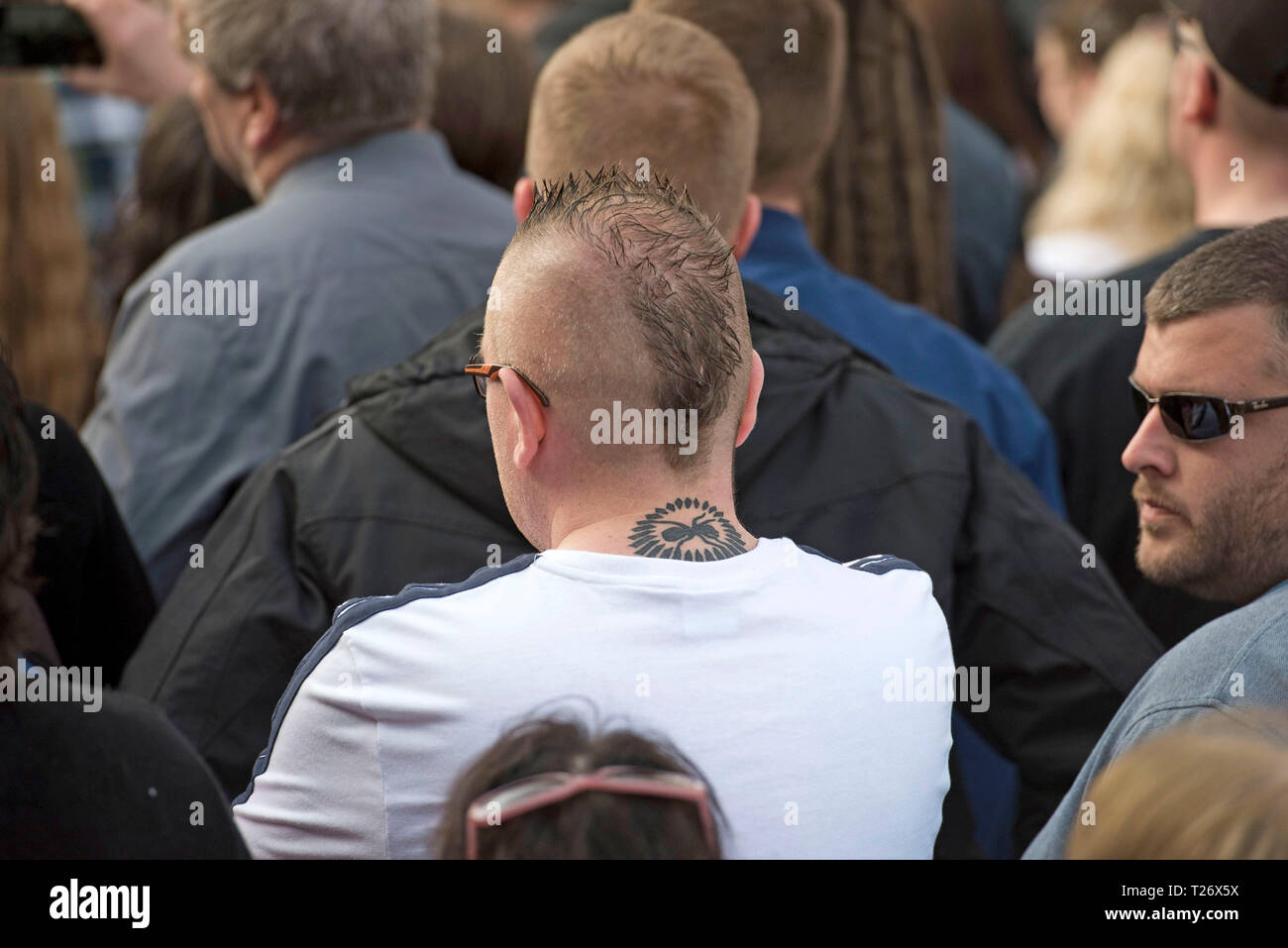 Essex, UK. Am 30. März 2019. Prodigy Fan mit Band Tattoo auf seinen Nacken problemlos der Service beim Begräbnis des verstorbenen Prodigy Sänger Keith Flint bei St Marys Kirche im Bocking, Essex heute. Credit: Phil Rees/Alamy leben Nachrichten Stockfoto