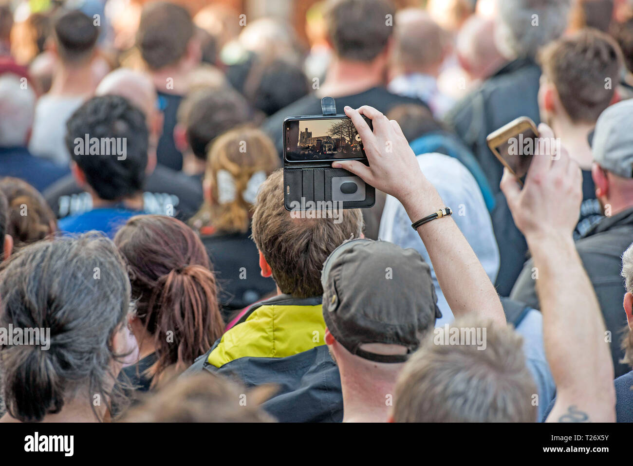 Essex, UK. Am 30. März 2019. Prodigy fans Video aufzeichnen der Service bei der Beerdigung des verstorbenen Prodigy Sänger Keith Flint bei St Marys Kirche im Bocking, Essex heute. Credit: Phil Rees/Alamy leben Nachrichten Stockfoto