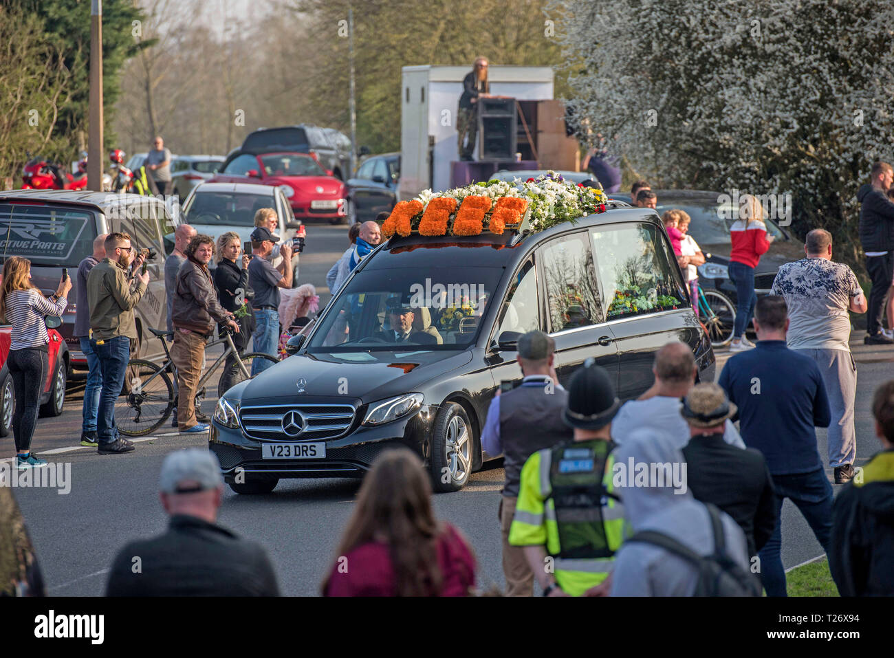 Essex, UK. Am 30. März 2019. Die trauerzuges der späten Prodigy Sänger Keith Flint macht seinen Weg durch die Straßen von Bocking, Braintree, Essex heute auf dem Weg zum St Marys Kirche. Credit: Phil Rees/Alamy leben Nachrichten Stockfoto