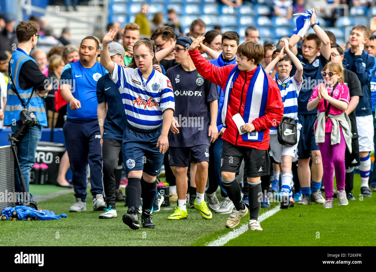 Loftus Road Stadium, London, UK. Am 30. März 2019. QPR Tigers Team eine Parade vor dem der EFL Sky Bet Championship Match zwischen den Queens Park Rangers und Bolton Wanderers an der Loftus Road Stadium, London, England am 30. März 2019. Foto von Phil Hutchinson. Credit: UK Sport Pics Ltd/Alamy Live News Credit: UK Sport Pics Ltd/Alamy leben Nachrichten Stockfoto