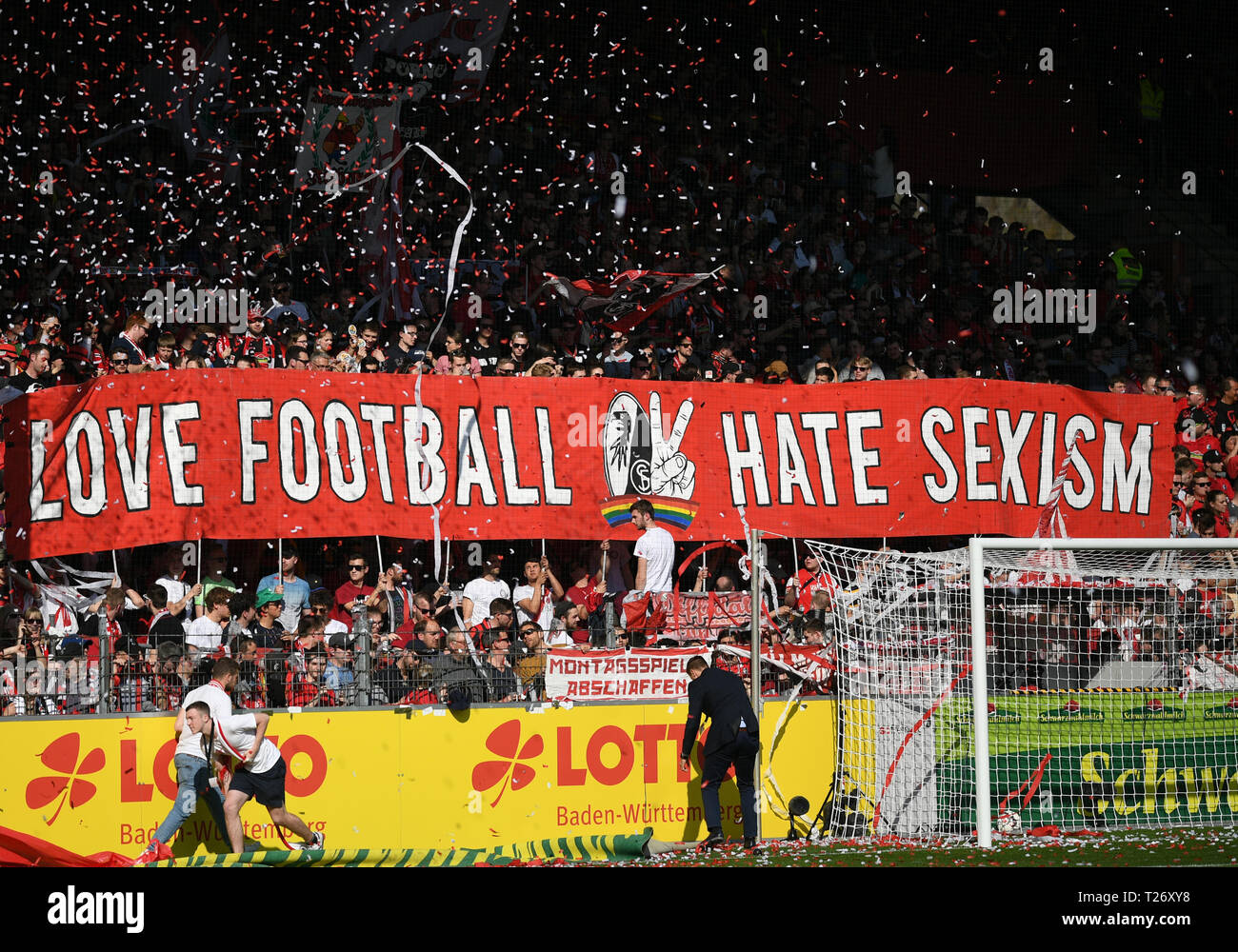 30. März 2019, Baden-Württemberg, Freiburg im Breisgau: Fußball: Bundesliga, SC Freiburg - FC Bayern München, den 27. Spieltag im Schwarzwald Stadion. Freiburg fans Kämpfen gegen Sexismus im Fußball mit einer Choreographie. Sie halten ein Banner mit der Aufschrift "love Football' und 'hassen Sexismus". Foto: Patrick Seeger/dpa - WICHTIGER HINWEIS: In Übereinstimmung mit den Anforderungen der DFL Deutsche Fußball Liga oder der DFB Deutscher Fußball-Bund ist es untersagt, zu verwenden oder verwendet Fotos im Stadion und/oder das Spiel in Form von Bildern und/oder Videos - wie Foto Sequenzen getroffen haben. Stockfoto