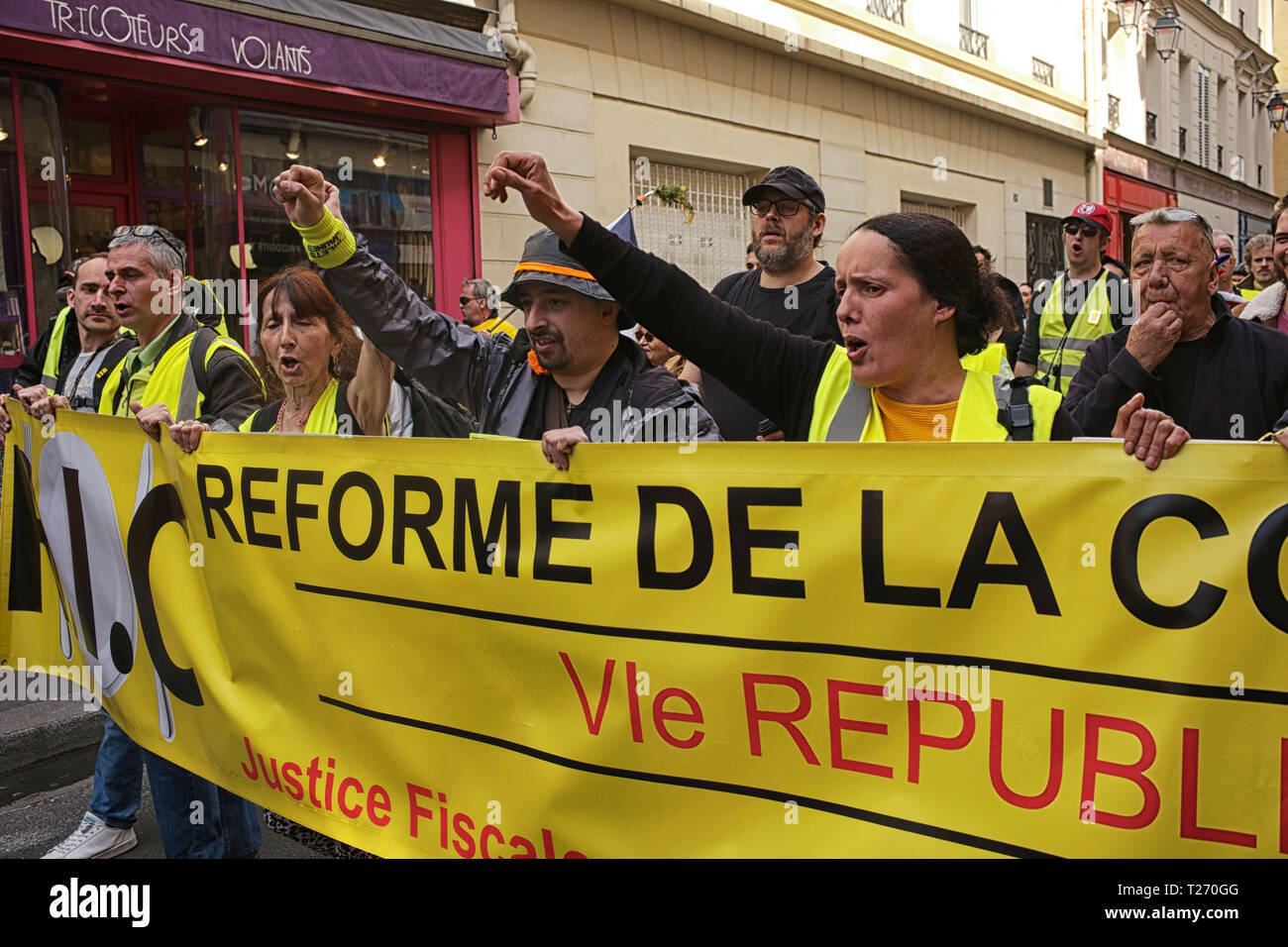Paris, Frankreich. Am 30. März 2019. 20. Welle oder gelbe Jacke Proteste. Demonstranten links Gare de l'Est kurz vor. Nun zu Fuß, während ihre Zeichen angezeigt. Dass Zeichen fragt für die Änderung der Verfassung, während die Förderung RIC, Referendum d'Initiative Citoyenne". Bürger led-Referendum. Credit: Roger Ankri/Alamy leben Nachrichten Stockfoto