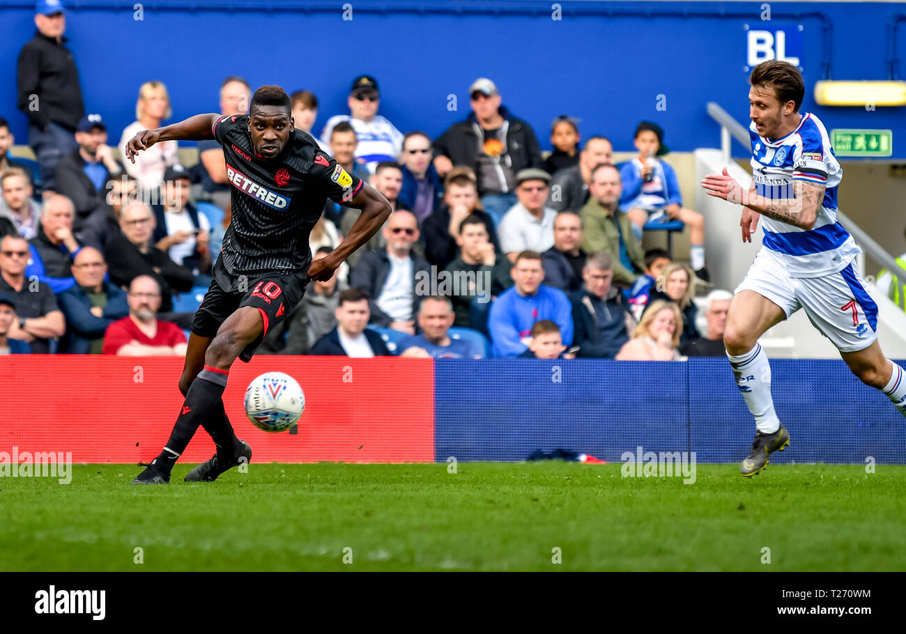 Loftus Road Stadium, London, UK. Am 30. März 2019. Loftus Road Stadium, London, UK. Am 30. März 2019. Sammy Ameobi der Bolton Wanderers ein der Ball wie Lukas Freeman von Queens Park Rangers schließt in während der efl Sky Bet Championship Match zwischen den Queens Park Rangers und Bolton Wanderers an der Loftus Road Stadium, London, England am 30. März 2019. Foto von Phil Hutchinson. Nur die redaktionelle Nutzung, eine Lizenz für die gewerbliche Nutzung erforderlich. Keine Verwendung in Wetten, Spiele oder einer einzelnen Verein/Liga/player Publikationen. Stockfoto