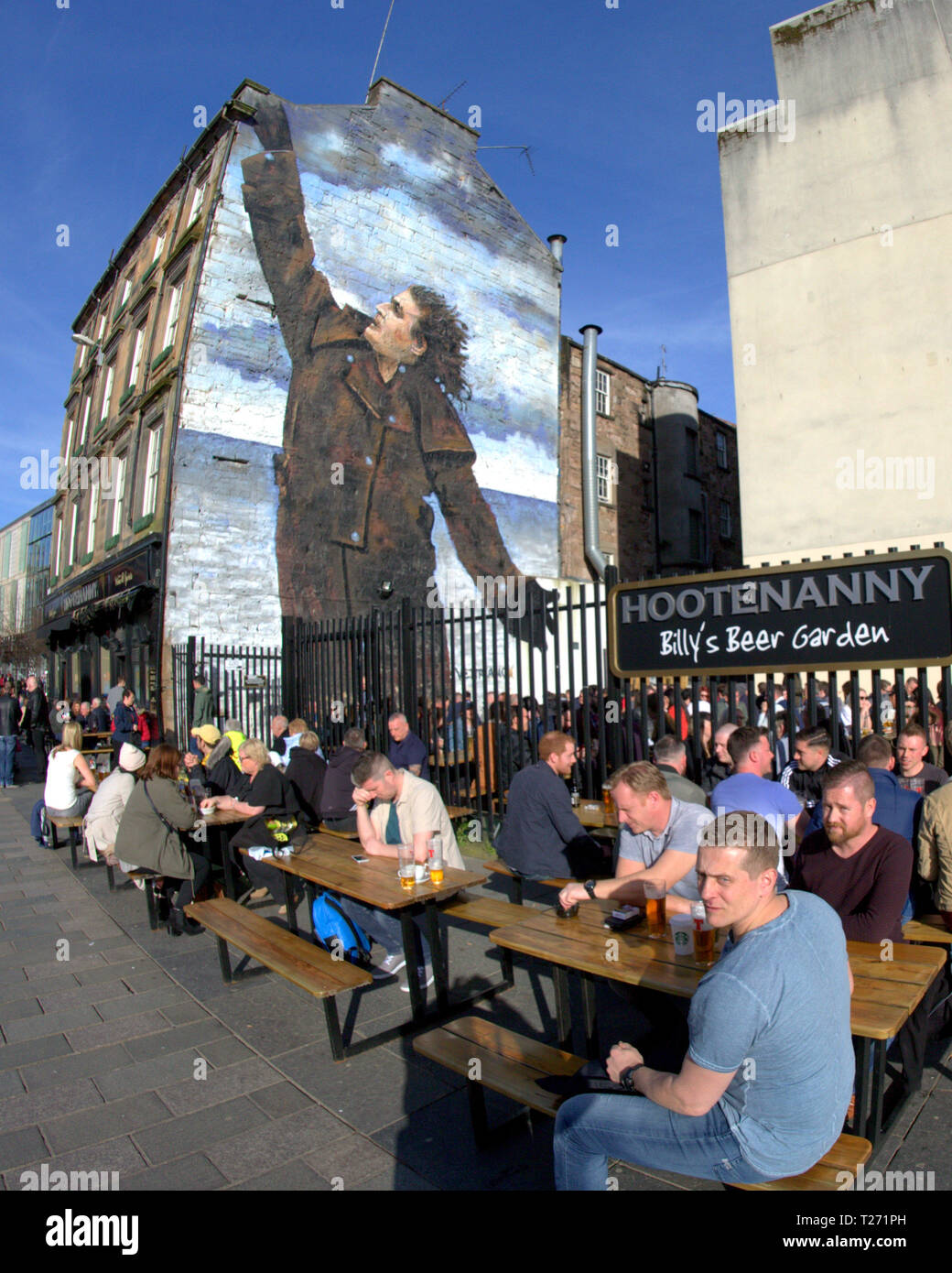 Glasgow, Schottland, UK, 30. März, 2019, UK Wetter: lauen Sommer Wetter wie Einheimische nutzten einen sonnigen Stadt Zentrum an der Billy Connolly Jack Vettriano Dr Connolly, nehme ich an? Tribut an hootenanny Bar Dixon an der Straße. Kredit Gerard Fähre / alamy Leben Nachrichten Stockfoto