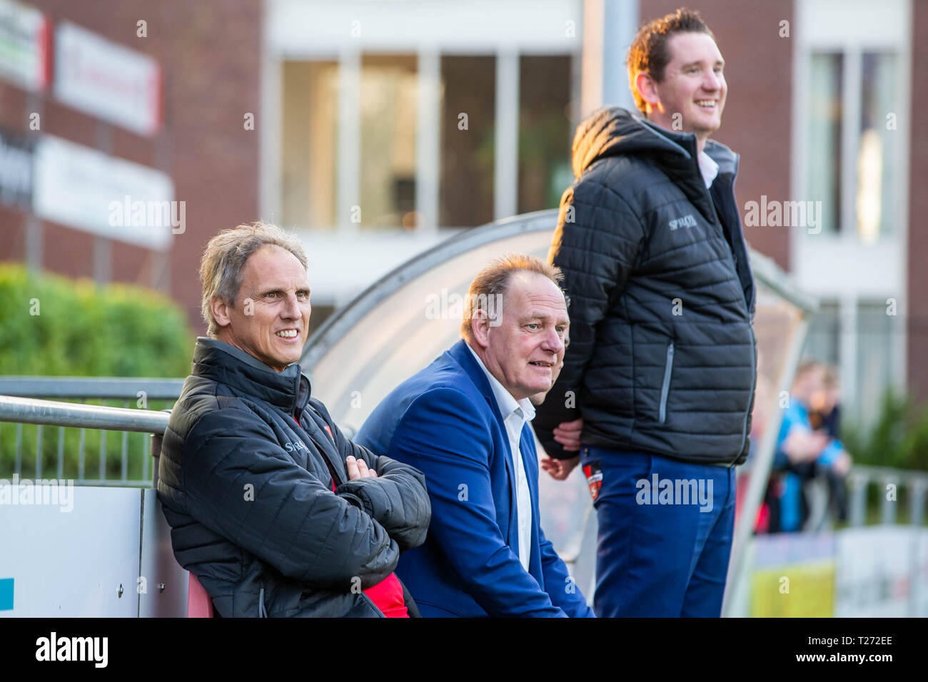 GROESBEEK: 30-03-2019: De Treffers - Kozakken Boys, Tweede Divisie, Fußball, Sportspark Zuid in Groesbeek, Trainer von De Treffers Anton Janssen, Berry Peters und Willie Willems Stockfoto