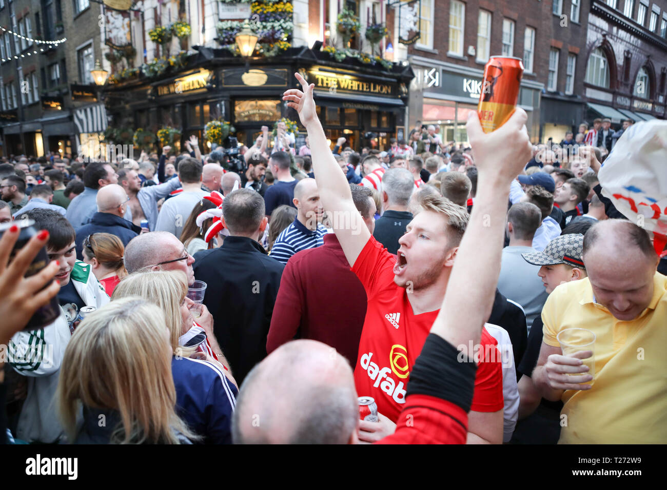 London, Großbritannien. 30. März, 2019. Reisen Sunderland Unterstützer am Abend vor Ihrer EFL Trophy Finale gegen Portsmouth im Wembley über den Trafalgar Square. Penelope Barritt/Alamy leben Nachrichten Stockfoto