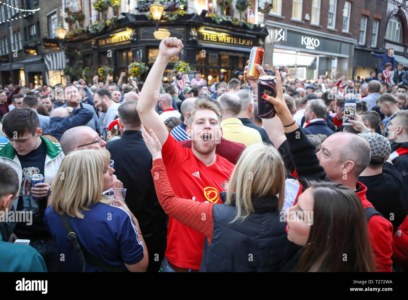 London, Großbritannien. 30. März, 2019. Reisen Sunderland Unterstützer am Abend vor Ihrer EFL Trophy Finale gegen Portsmouth im Wembley über den Trafalgar Square. Penelope Barritt/Alamy leben Nachrichten Stockfoto