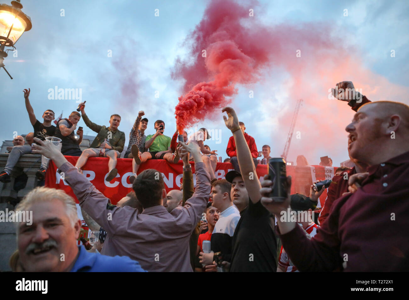 London, Großbritannien. 30. März, 2019. Reisen Sunderland Unterstützer am Abend vor Ihrer EFL Trophy Finale gegen Portsmouth im Wembley über den Trafalgar Square. Penelope Barritt/Alamy leben Nachrichten Stockfoto