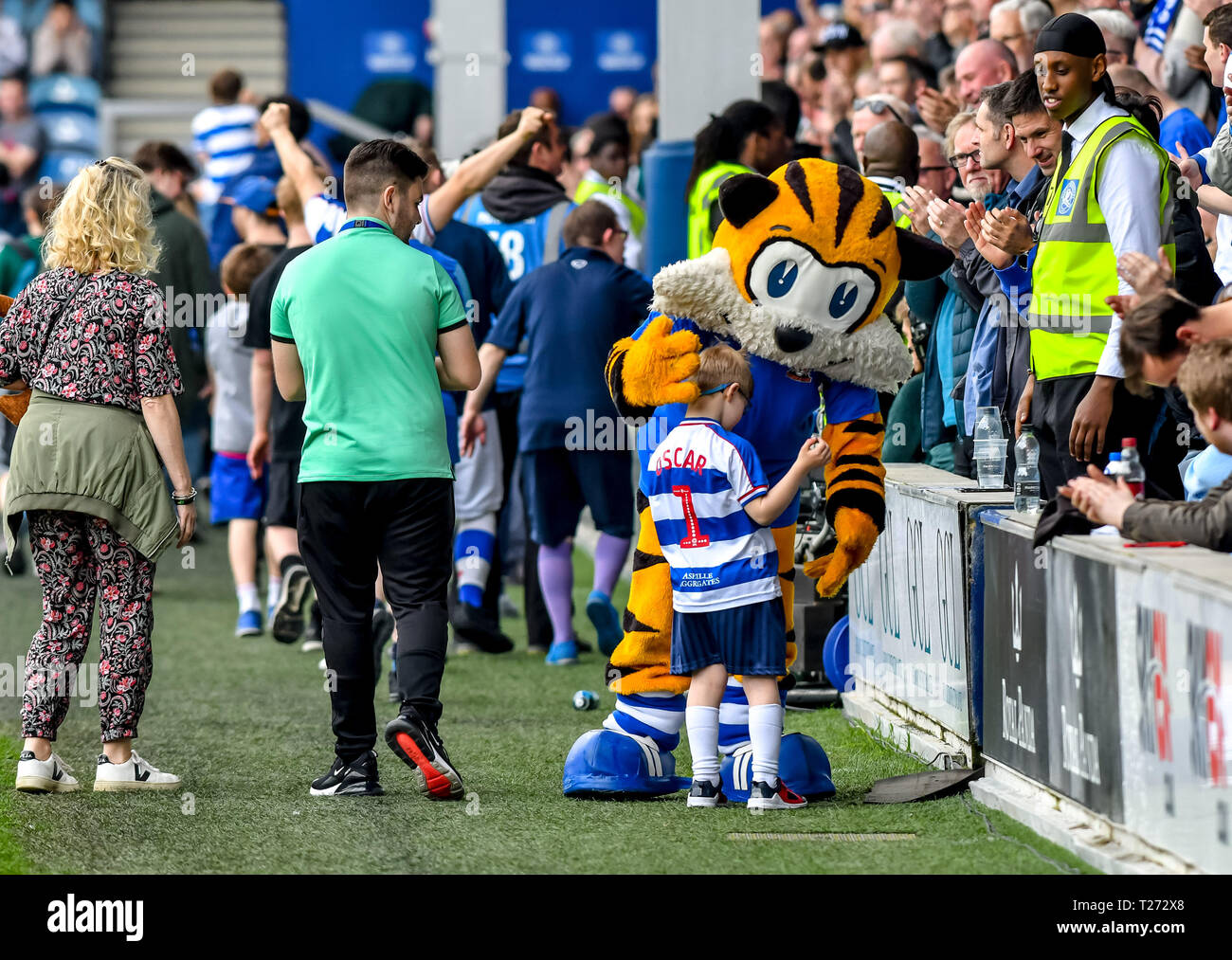 Loftus Road Stadium, London, UK. Am 30. März 2019. Ein Mitglied von QPR Tigers Team eine Parade erhält besondere Aufmerksamkeit von den QPR Tiger Maskottchen vor der EFL Sky Bet Championship Match zwischen den Queens Park Rangers und Bolton Wanderers an der Loftus Road Stadium, London, England am 30. März 2019. Foto von Phil Hutchinson. Nur die redaktionelle Nutzung, eine Lizenz für die gewerbliche Nutzung erforderlich. Keine Verwendung in Wetten, Spiele oder einer einzelnen Verein/Liga/player Publikationen. Stockfoto