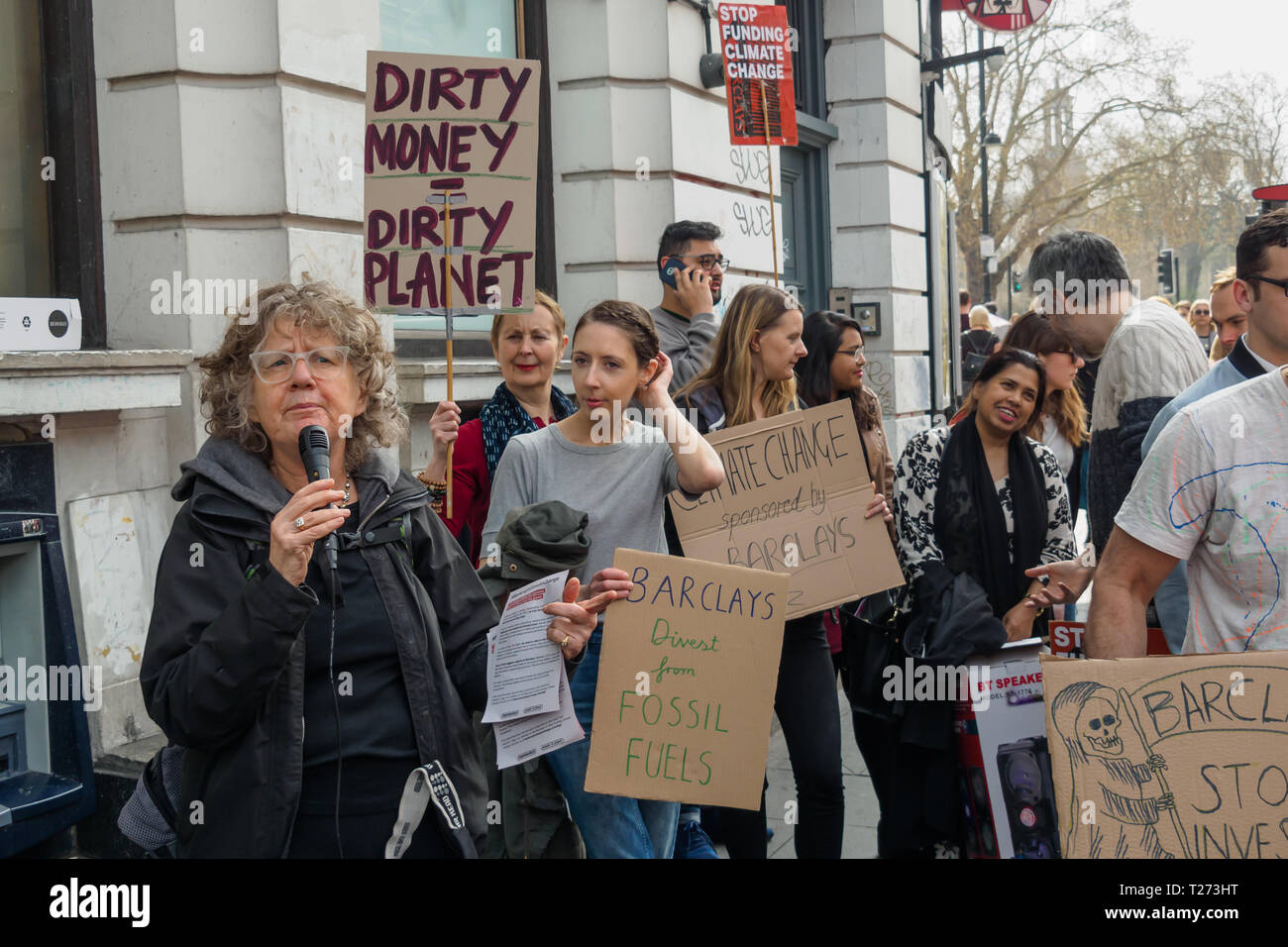 London, Großbritannien. Am 30. März 2019. Eine Südafrikanische Frau erinnert uns daran, dass Barclays Bank unterstützt apartheied. Die Demonstranten fordern Barclays zu Ende Finanzierung fossiler Brennstoffe einschließlich Fracking, die die Zukunft des Planeten an der Gefahr der Klimakatastrophe. In den vergangenen 5 Jahren Barclays mehr Die $ 30 Mrd. in diese Klima investiert hat - wrecking Regelungen und ist damit der mit Abstand schlechteste Bank in Eutope. Nach protestieren für rund eine Stunde draußen, mit Reden und Verteilen von Flugblättern, die Demonstranten kurz belegt die Bank und kam dann heraus den Protest fortzusetzen. Es war eine von über 40 Proteste heute national durch Stockfoto