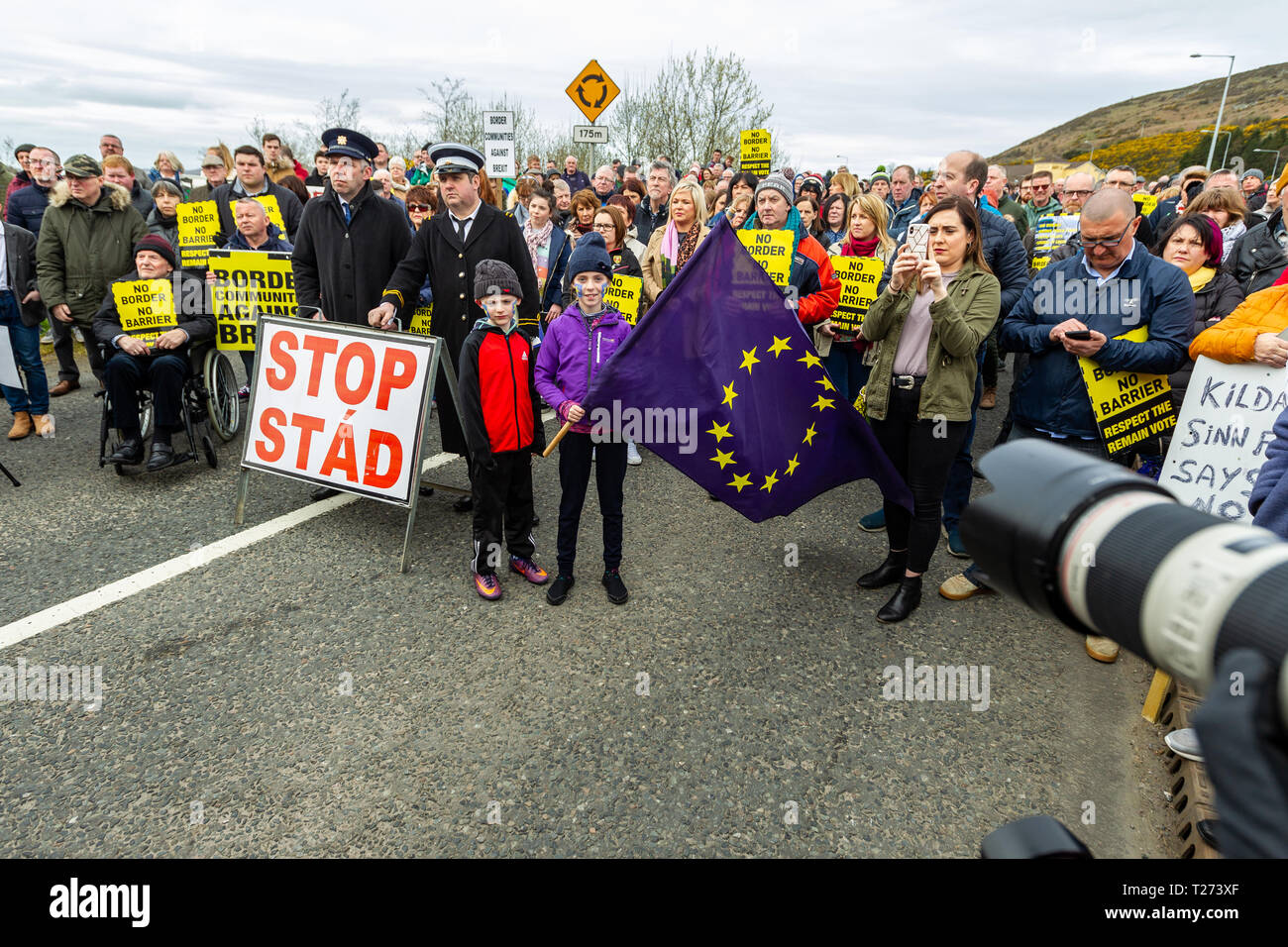 Carrickcarnon, UK. Am 30. März 2019. Aoife McGenity Holding eine EU-Flagge mit ihrem Bruder Paraic, die Teil der großen Masse von Menschen, die Teil eines Brexit Protest gegen Carrickcarnon, der eine der wichtigsten Grenzübergangsstellen der britischen Grenze in Irland Credit waren: Bonzo/Alamy leben Nachrichten Stockfoto