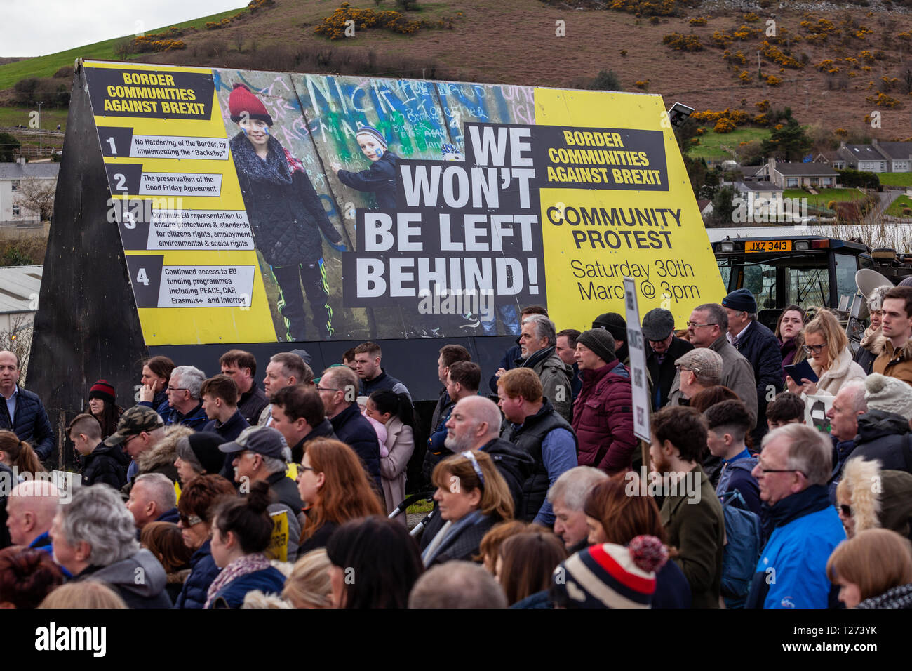 Carrickcarnon, Newry, UK, 30. März 2019. Hunderte von Menschen haben eine Brexit Protest am Carrickcarnon, der eine der wichtigsten Grenzübergangsstellen der britischen Grenze in Irland am Tag nach der UK wurde durch die EU zu verlassen, hunderte von Demonstranten auf der Grenzbrücke zwischen den Newry und Dundalk Straße gesammelt. Credit: Bonzo/Alamy leben Nachrichten Stockfoto