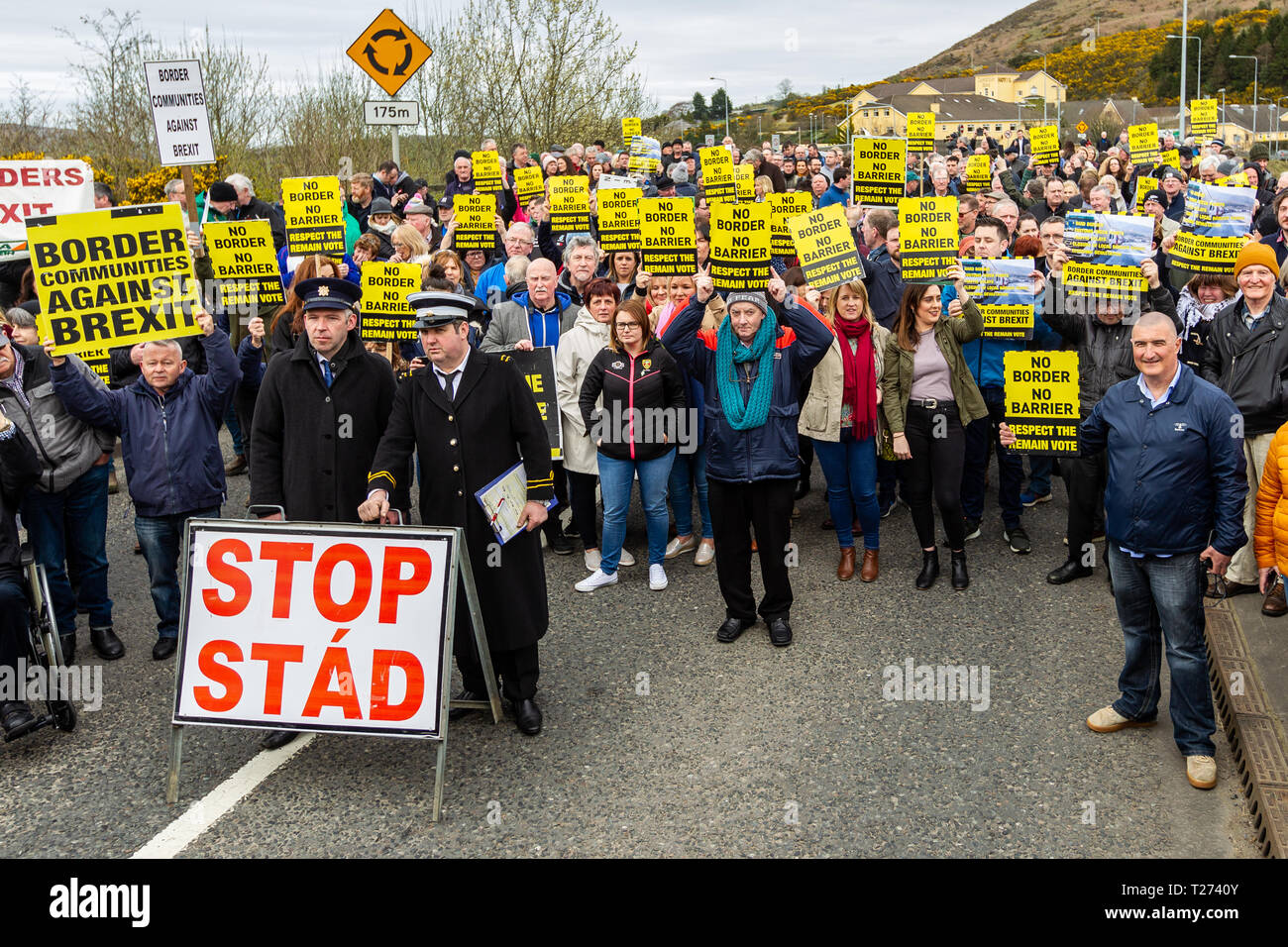 Carrickcarnon, Newry, UK, 30. März 2019. Hunderte von Menschen haben eine Brexit Protest am Carrickcarnon, der eine der wichtigsten Grenzübergangsstellen der britischen Grenze in Irland am Tag nach der UK wurde durch die EU zu verlassen, hunderte von Demonstranten auf der Grenzbrücke zwischen den Newry und Dundalk Straße gesammelt. Credit: Bonzo/Alamy leben Nachrichten Stockfoto