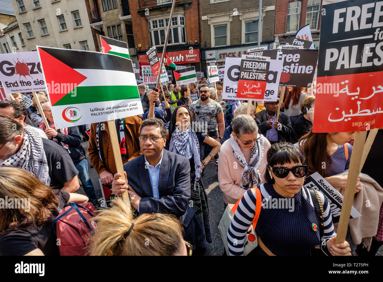 London, Großbritannien. Am 30. März 2019. Über tausend Menschen protestieren in der Nähe der israelischen Botschaft am Jahrestag der Beginn der großen Rückkehr März Proteste, in der Israel über 250 unbewaffnete Demonstranten getötet und schwer verletzt Tausenden und der ultra-orthodoxen Neturei Karta. Wütend Austausch erfolgte Gutschrift: Peter Marschall/Alamy Live News Credit: Peter Marschall/Alamy Live News Credit: Peter Marschall/Alamy leben Nachrichten Stockfoto