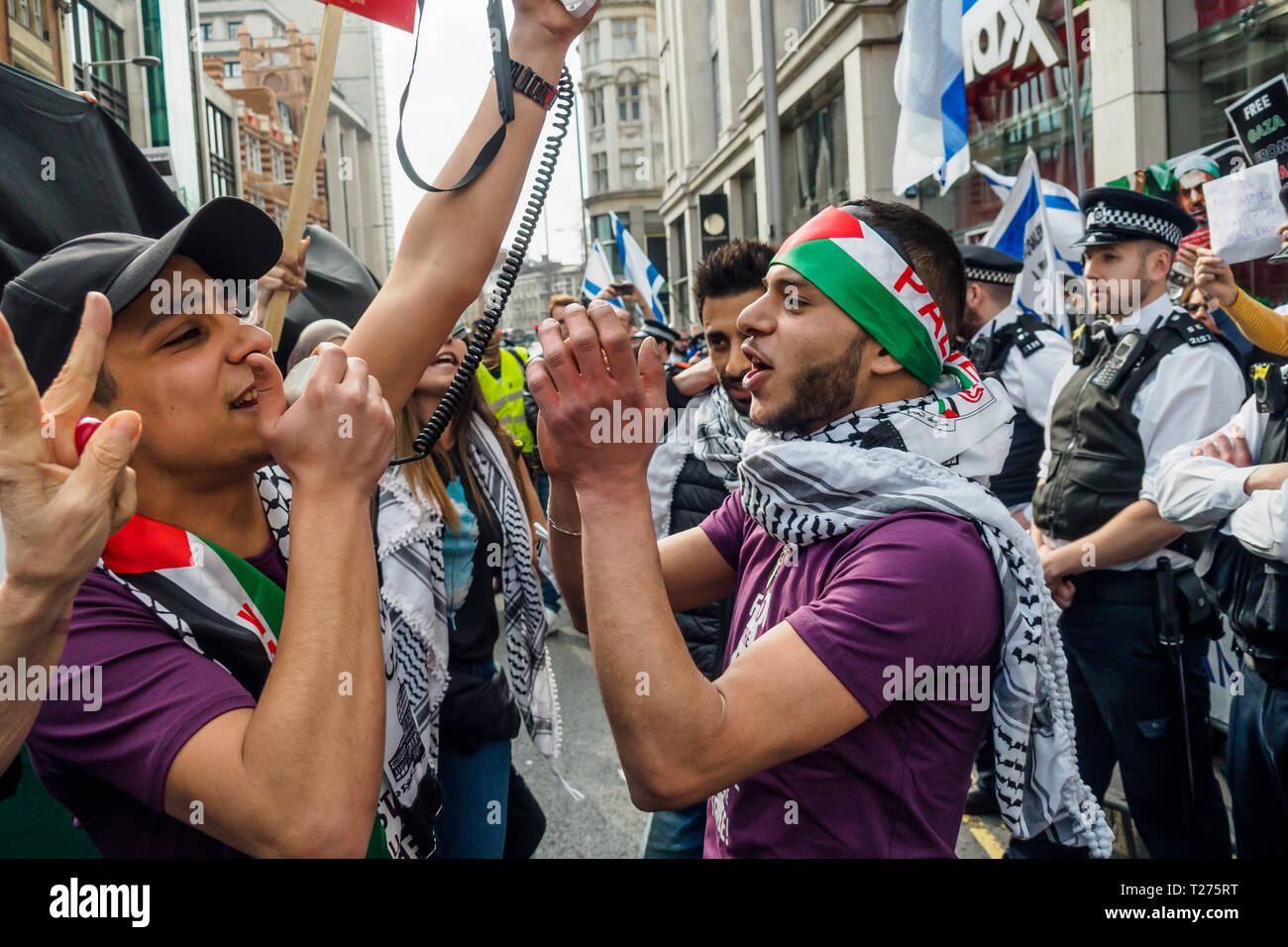 London, Großbritannien. Am 30. März 2019. Protesters shout an Zionistischen counterprotesters als über tausend Menschen protestieren in der Nähe der israelischen Botschaft am Jahrestag der Beginn der großen Rückkehr März Proteste, in der Israel über 250 unbewaffnete Demonstranten getötet und Tausende schwer verletzt und die ultra-o Credit: Peter Marschall/Alamy Live News Credit: Peter Marschall/Alamy Live News Credit: Peter Marschall/Alamy leben Nachrichten Stockfoto