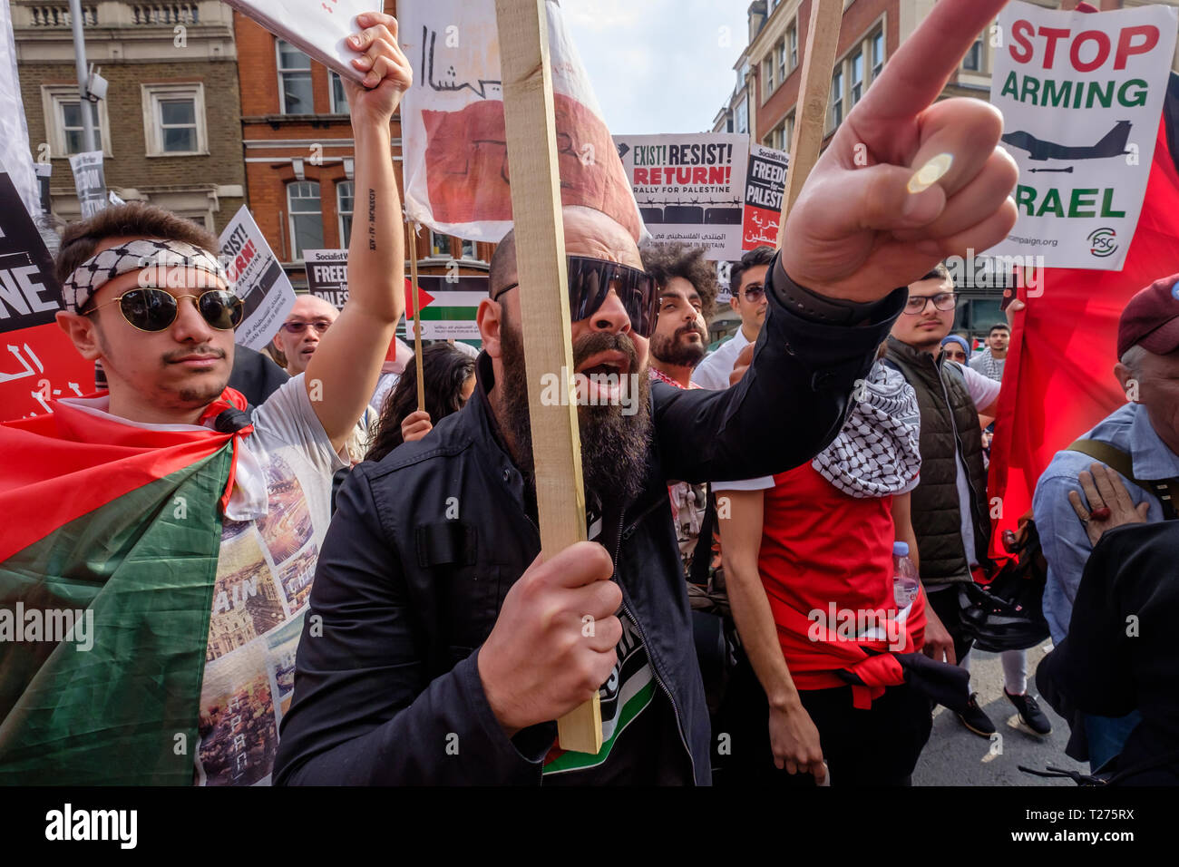 London, Großbritannien. Am 30. März 2019. Protesters shout an Zionistischen counterprotesters als über tausend Menschen protestieren in der Nähe der israelischen Botschaft am Jahrestag der Beginn der großen Rückkehr März Proteste, in der Israel über 250 unbewaffnete Demonstranten getötet und Tausende schwer verletzt und die ultra-o Credit: Peter Marschall/Alamy Live News Credit: Peter Marschall/Alamy Live News Credit: Peter Marschall/Alamy leben Nachrichten Stockfoto