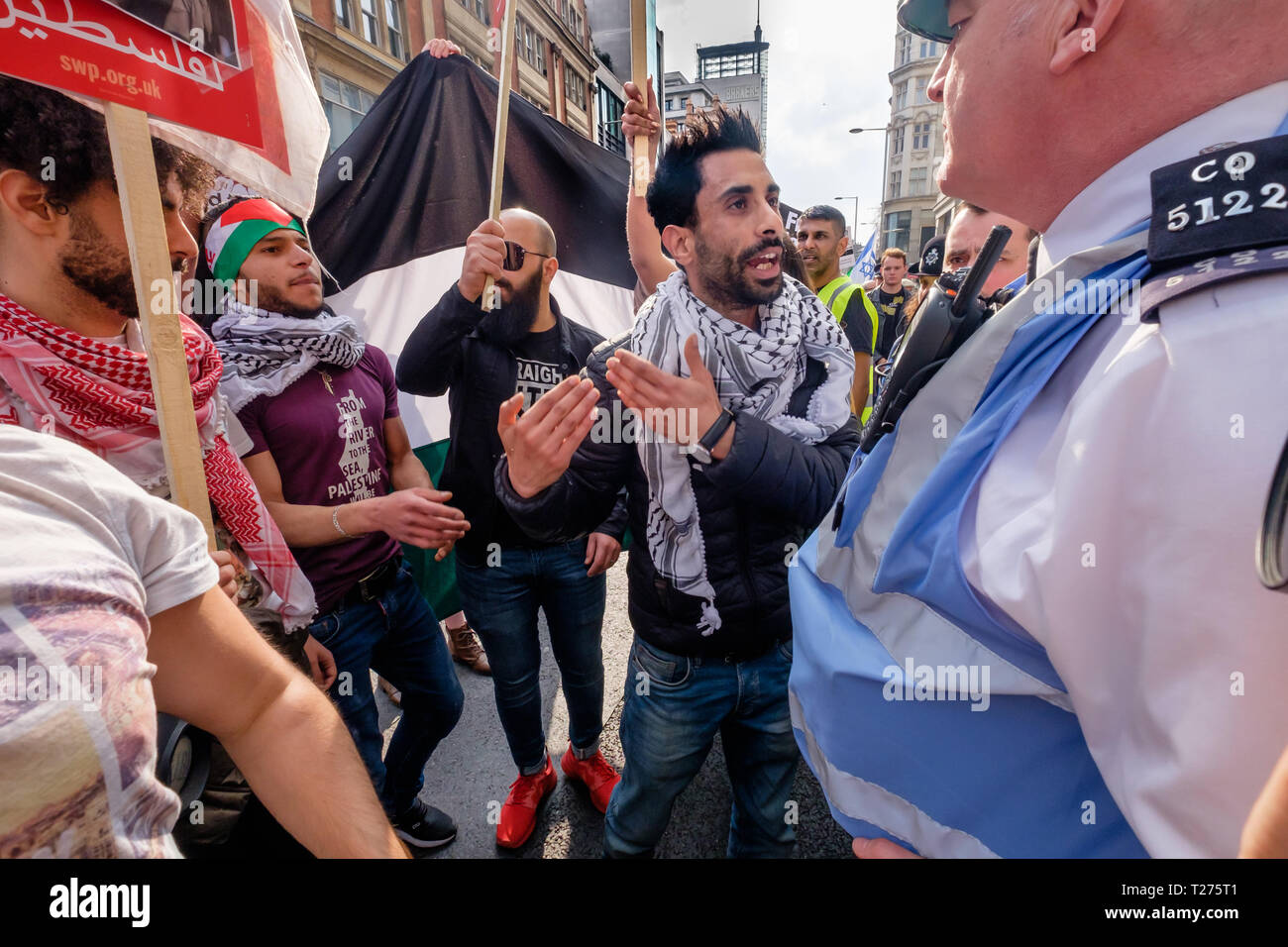 London, Großbritannien. Am 30. März 2019. Polizei versuchen, die Situation zu beruhigen, als die Demonstranten am Zionistischen counterprotesters als über tausend Menschen protestieren in der Nähe der israelischen Botschaft am Jahrestag der Beginn der großen Rückkehr März Proteste, in der Israel über 250 unbewaffnete Demonstranten getötet und schwer verletzt Tausende über die anhaltende Unterdrückung des Gaza-Streifens durch die israelische Regierung schreien. Credit: Peter Marschall/Alamy leben Nachrichten Stockfoto