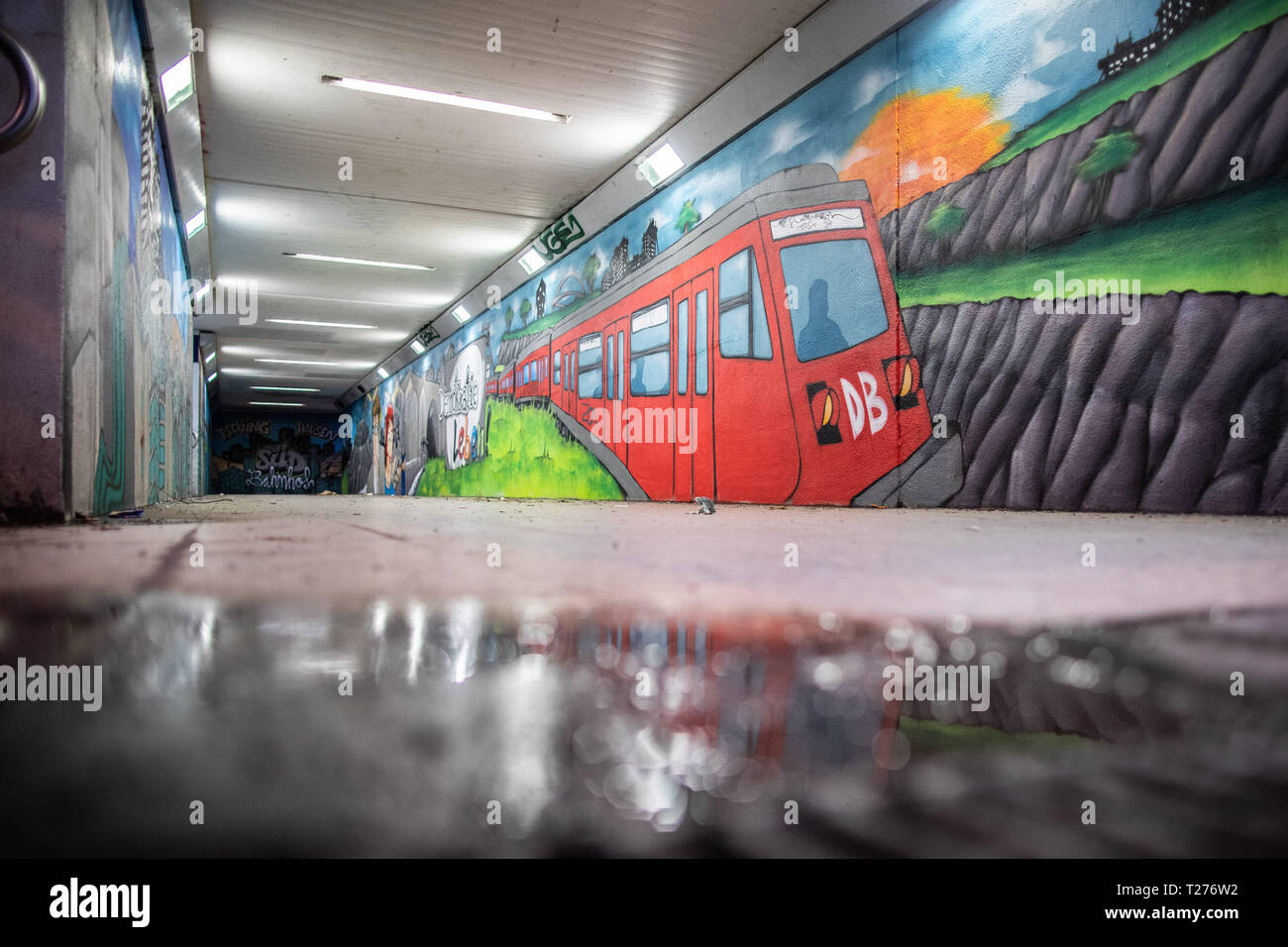 Recklinghausen, Deutschland. 27 Mär, 2019. Die Unterführung des Bahnhofs Recklinghausen Süd handelt es sich um künstlerisch mit Graffiti gestaltet. Bis zu 100.000 Quadratmeter Graffiti haben jedes Jahr von der DB Regio NRW Züge entfernt werden. DB konzentriert sich auch auf vorbeugende Maßnahmen: Zum Beispiel an mehreren Bahnhöfen in NRW, darunter auch Hagen und Recklinghausen-Süd, die Unterführungen künstlerisch gestaltet wurden. (Dpa-KORR: "sechsstellige von Schäden durch Graffiti-Bahn in NRW im ständigen Kampf" vom 29.03.2019) Credit: Marcel Kusch/dpa/Alamy leben Nachrichten Stockfoto