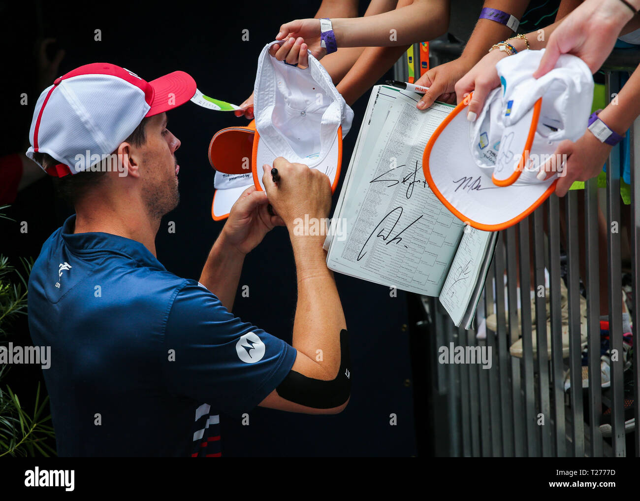 Miami Gardens, Florida, USA. 30 Mär, 2019. Mike Bryan, der USA, Autogramme, nach dem Sieg über mit seinem Bruder Bob, Stefanos Tsitsipas, von Griechenland, und Wesley Koolhof, der Niederlande, im Herren-doppel Finale der 2019 Miami geöffneten dargestellt von itaú Professional Tennis Turnier, an dem Hardrock Stadion in Miami Gardens, Florida, USA gespielt. Die Bryan-brüder gewann 7-5, 7-6 (8). Mario Houben/CSM/Alamy leben Nachrichten Stockfoto