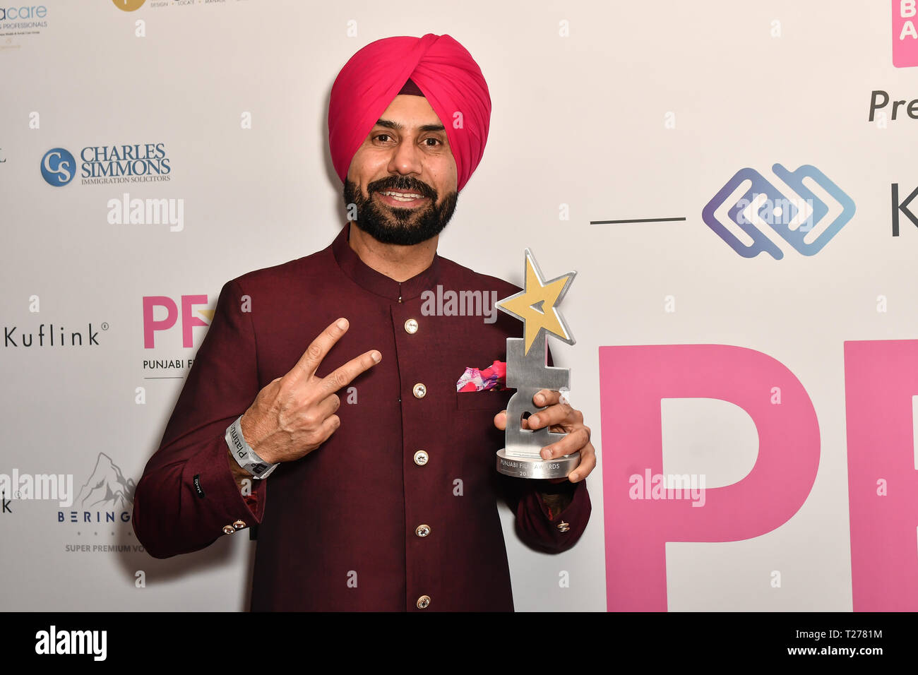 London, Großbritannien. Am 30. März 2019. Binnu Dhillon erhalten eine Auszeichnung bei den BritAsiaTV präsentiert Kuflink Punjabi Film Awards 2019 im Grosvenor House, Park Lane, London, Vereinigtes Königreich. 30. März 2019 Bild Capital/Alamy leben Nachrichten Stockfoto