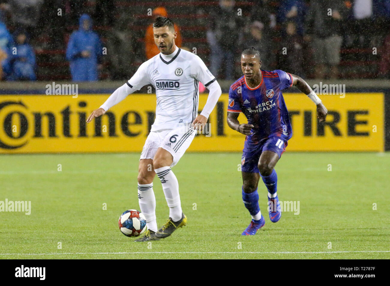 Cincinnati, Ohio, USA. 30 Mär, 2019. Der Philadelphia Haris Medunjanin spielt die Kugel hinter FC Cincinnati's Darren Mattocks während ein MLS-Fußball-Spiel zwischen dem FC Cincinnati und Portland an Nippert Stadion in Cincinnati, Ohio. Kevin Schultz/CSM/Alamy leben Nachrichten Stockfoto