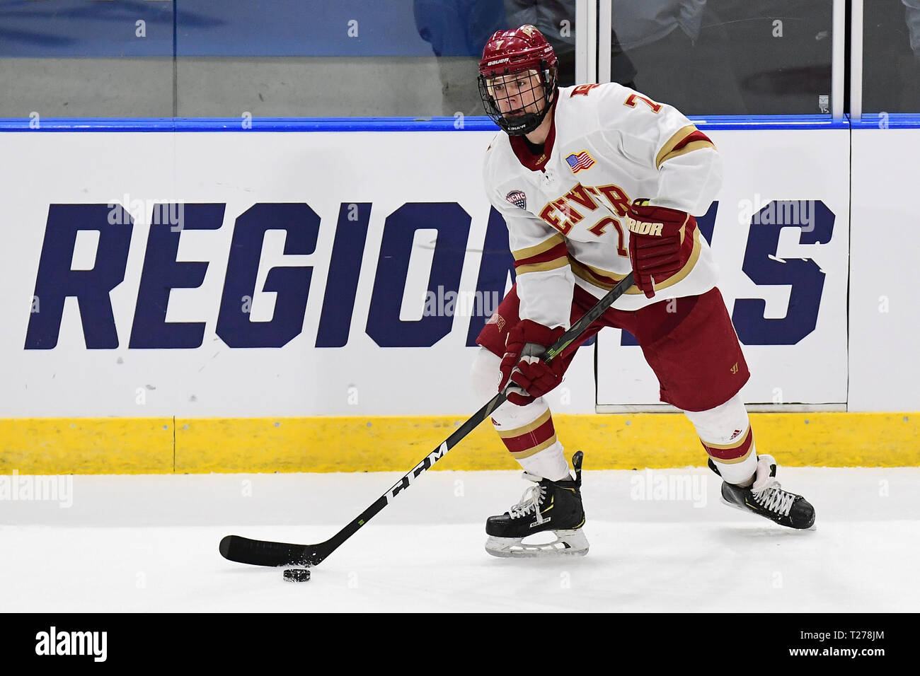 North Dakota, USA. Am 30. März 2019. Denver Pioniere vorwärts Brett Stapley (7) Sieht der Puck während der NCAA Men's Hockey West regionale Meisterschaft Spiel zwischen der Amerikanischen International College gelbe Jacken und die Denver Pioniere auf Scheels Arena, Fargo, Nd zu übergeben. Denver besiegt AIC 3-0 auf dem gefrorenen vier zu bewegen. Foto von Russell Hons/CSM Credit: Cal Sport Media/Alamy leben Nachrichten Stockfoto