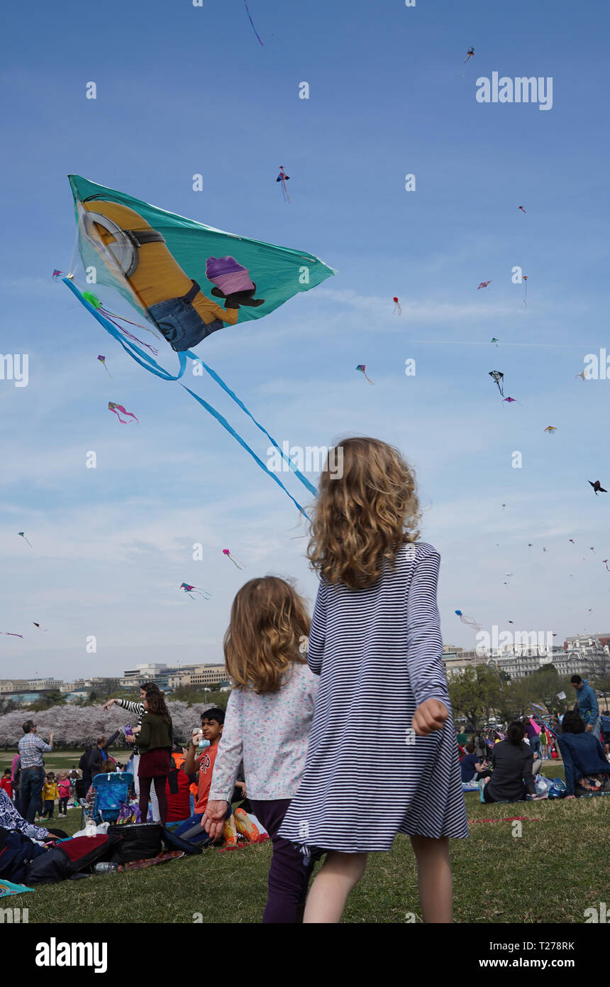 Washington, DC, USA. 30 Mär, 2019. Leute fliegen Drachen während der Kirschblüte Kite Festival in Washington, DC, USA, am 30. März 2019. Der kite Festival ist eines der am meisten erwarteten Events während des jährlichen National Cherry Blossom Festival, von März 20 bis April 14. Quelle: Liu Jie/Xinhua/Alamy leben Nachrichten Stockfoto