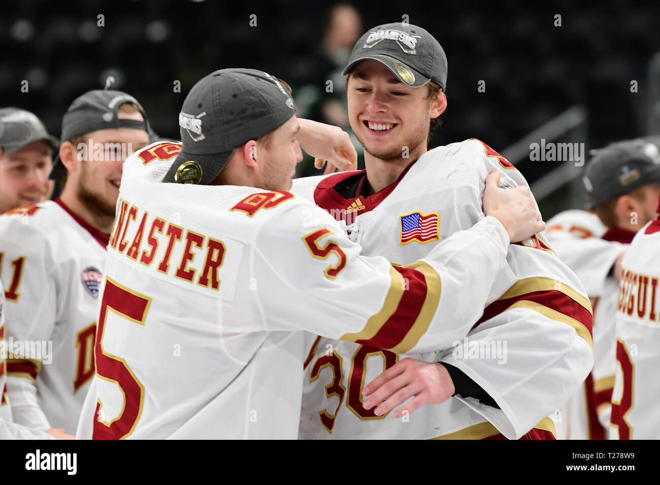 North Dakota, USA. Am 30. März 2019. Denver Pioniere defenseman Lester Lancaster (5) Umarmungen Denver Pioniere Torwart Filip Larsson (30) Nach dem Gewinn der NCAA Men's Hockey West regionale Meisterschaft Spiel zwischen der Amerikanischen International College gelbe Jacken und die Denver Pioniere auf Scheels Arena, Fargo, ND. Denver besiegt AIC 3-0 auf dem gefrorenen vier zu bewegen. Foto von Russell Hons/CSM Credit: Cal Sport Media/Alamy leben Nachrichten Stockfoto